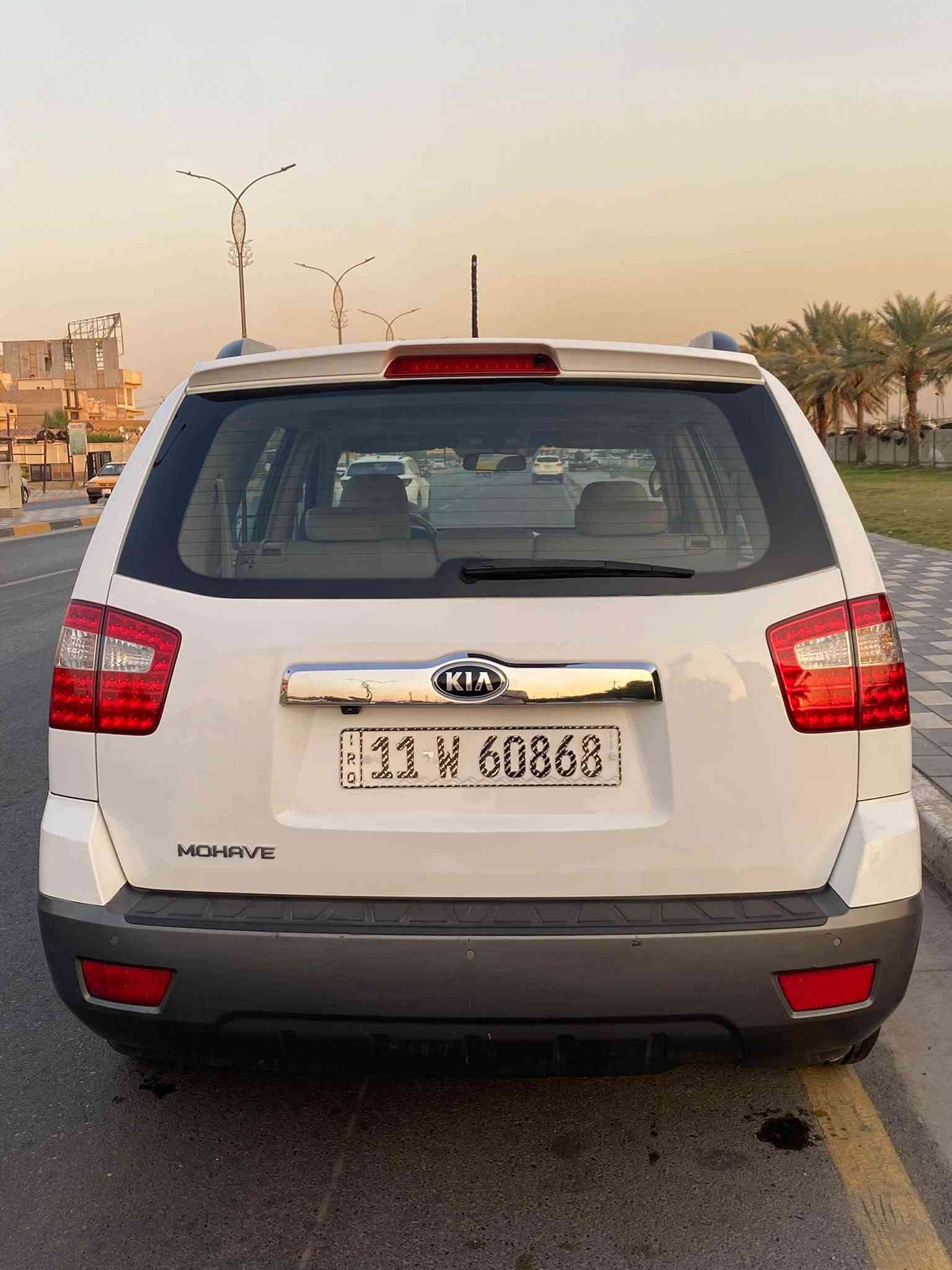 السلام عليكم للبيع كيا موهافي موديل 2015  vip 1/1 فول مواصفات 7 راكب مكينه 3800 3 قطع تبريد رقم بغداد الجديد باسمي تحويل ثاني يوم
المواصفات
1- بصمة تشغيل وابواب 
2- فتحة سقف سلايد روف
3- مقاعد جلد بلاديه وتحكم كهرباء وتدفئه بالكشنات
4- شاشه اندرويد والدشبول مطعم بصاج 
5- فور ويل 
6 - كشن السائق خزن ميموري
7- زراك لايت 
8- بك لايت ليد ولايت ليد
9 - اشاير بالمري الجانبيه والمري كهرباء
10- اضاءه داخليه بالابواب LED
11- كاميرا خلفيه 
12- ستيرن كهرباء
السياره كامله من اي نقص واحلى من الصور والداخل بعده بوضع الوكاله ما بيها مصرف تايرات وباتري جدد وكفاله عامه عدا بارد بسيط بالجاملغ الامامي وربع باب السايق صبغ
 مكاني بغداد الرصافه السعر 157 وبيها مجال 
رقمي ***********
