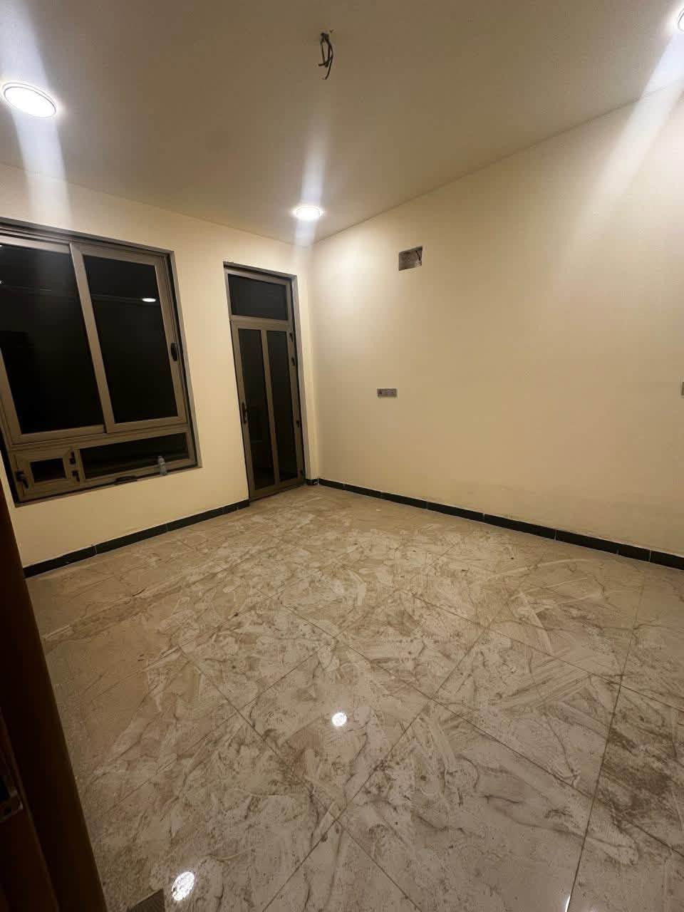 دار لإيجار مساحه 100متر(3)غرف نوم 🛌 +مطبخ+صالتين +خدمات) الدار زيرو مامسكون 📍الموقع بغداد الدوره البوعيثه مجمع شواطي دجله قرب حلويات الحمداني قريب على شارع العام 
الاستفسار  ***********
