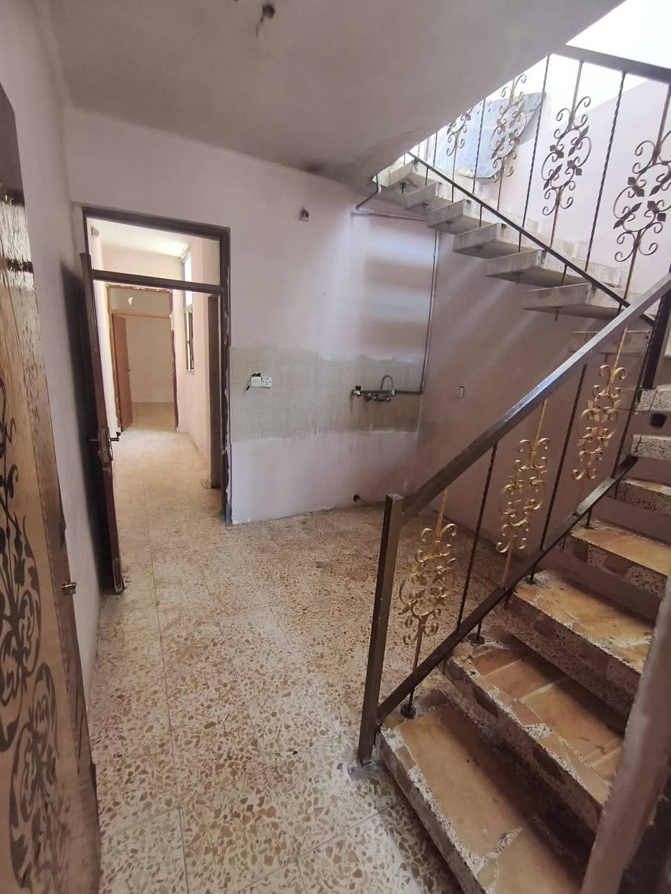 السلام عليكم.  عندي مشتمل للايجار طابق ثاني معزول يحتوي على استقبال ومطبخ وحولي وحمامات وغرفة نوم وسطح الموقع شعب حي التجار السعر 400 للاستفسار ***********
