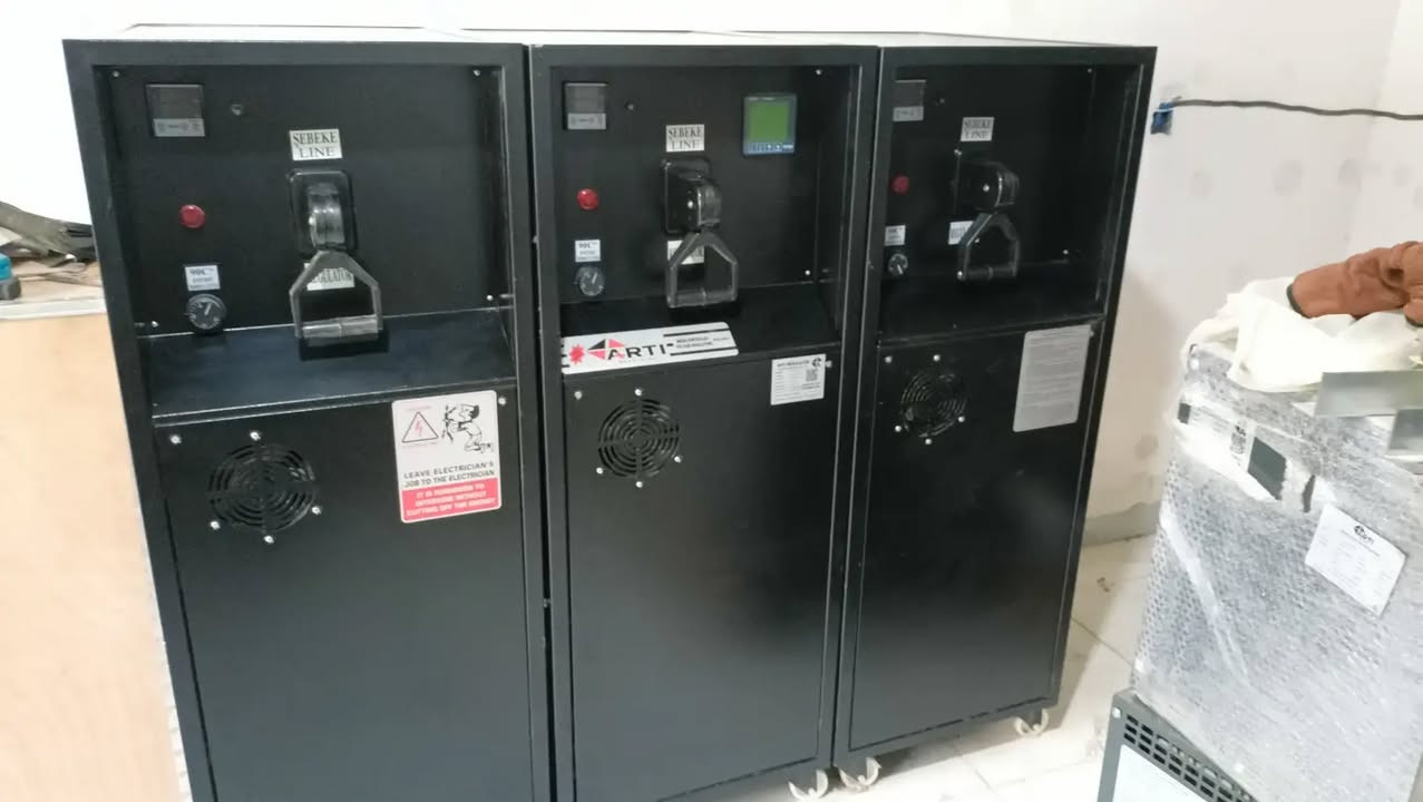 منظمات الفولتية (رافعات فولتية) 250 kva  ثري فيز تركي منشا بموصفات خاصة بنا و جودة عالية مع ضمان لمدة عام و توفير جميع قطع الغيار 
 مناسبة للمعامل و مشاريع المياه و مستشفيات و مراكز الصحية 
🔹 منظمات فولتية احترافية بتصميم صناعي قوي، مصممة لتثبيت الجهد الكهربائي وحماية المعدات من تذبذبات وانخفاض وارتفاع الفولتية.
✅ تثبيت واستقرار الجهد الكهربائي
✅ حماية المعدات من تذبذب الفولتية
✅ تصميم صناعي متين للتشغيل المستمر
✅ نظام تبريد بالمراوح
✅ مناسبة للمصانع والورش والمشاريع والمعدات الكهربائية
✅ شاشة ومؤشرات لمتابعة حالة التشغيل
✅ متوفرة بعدة قدرات ومواصفات
🏭 حل عملي لاستقرار الطاقة وحماية معداتك الكهربائية.
🔴 High Power | هاي باور الوكيل الحصري 
للمنظمات الفولتية ARTI Regulator في العراق

📞 للاستفسار عن القدرات والأسعار والتجهيز تواصل معنا: ***********
العنوان: السليمانية - كلار
#HighPower #هاي_باور #ARTI
 #ARTIRegulator #VoltageStabilizer #VoltageRegulator #منظم_فولتية #منظمات_الفولتية #مثبت_فولتية #حماية_الأجهزة #كهرباء #كهرباء_صناعية #معدات_كهربائية #مصانع #ورش #مشاريع_صناعية #العراق #كوردستان #السليمانية #كلار #Iraq #Kurdistan #Sulaymaniyah #Electrical #IndustrialElectrical #PowerProtection
