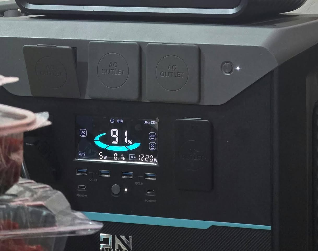 محطة طاقة محمولة (باور ستيشن) Dabbsson DBS2300 - ممتازة للتخييم، الرحلات، والنسخ الاحتياطي للمنزل
​السعة التخزينية: 2400 واط/ساعة (2330Wh).
​نوع البطارية: LiFePO4 (فوسفات حديد الليثيوم) وتتميز بعمر افتراضي طويل جداً وخلايا إلكتروليت شبه صلبة (Semi-Solid State) لأعلى درجات الأمان.
​القدرة المستمرة (Inverter Output): 2400 واط (قدرة تشغيلية مستمرة).
​أقصى قوة للذروة (Surge Power): تصل إلى 3000 واط (مع تقنية P-Boost لتشغيل الأجهزة الحرارية العالية).
سعرها 900 الف
