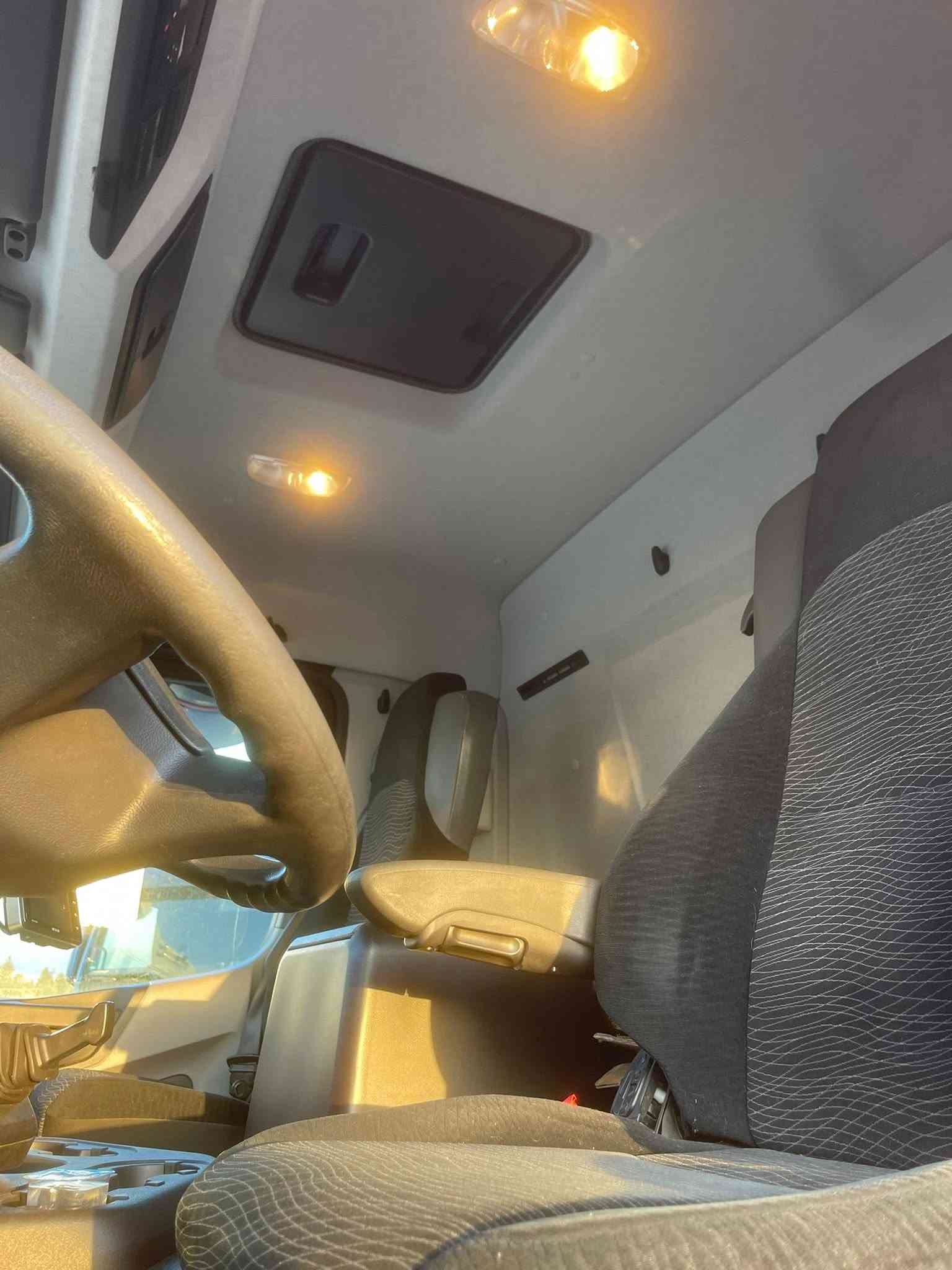 Mercedes Anus. 1827.  2018.  سيارة جديدة مقفول عنوان السليمانية.  ***********
