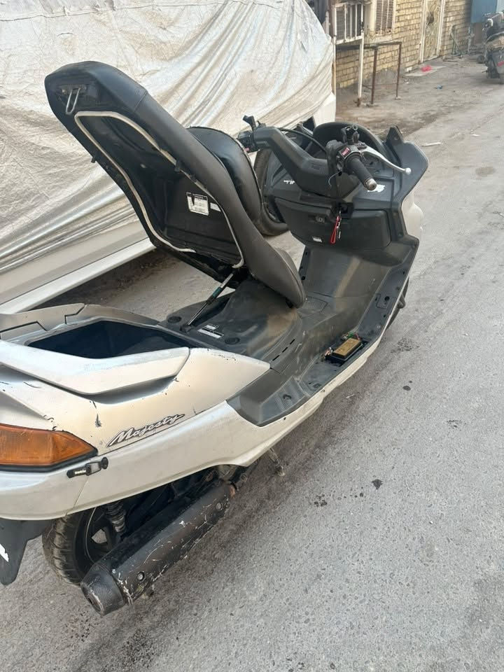 ماجسته دراجه مكينه مكفوله شرط معدل وشلعه مكينه خرسه ياباني لايت اصفر ابيض شاير كله شغال دراجه تشتغل ومشي بيه بس لباتري يهبط شحن يعني ما جاي تشحن دراجه دراجه تجي شغله مابيه شي ***********سعر300 مكاني مدينت صدر
