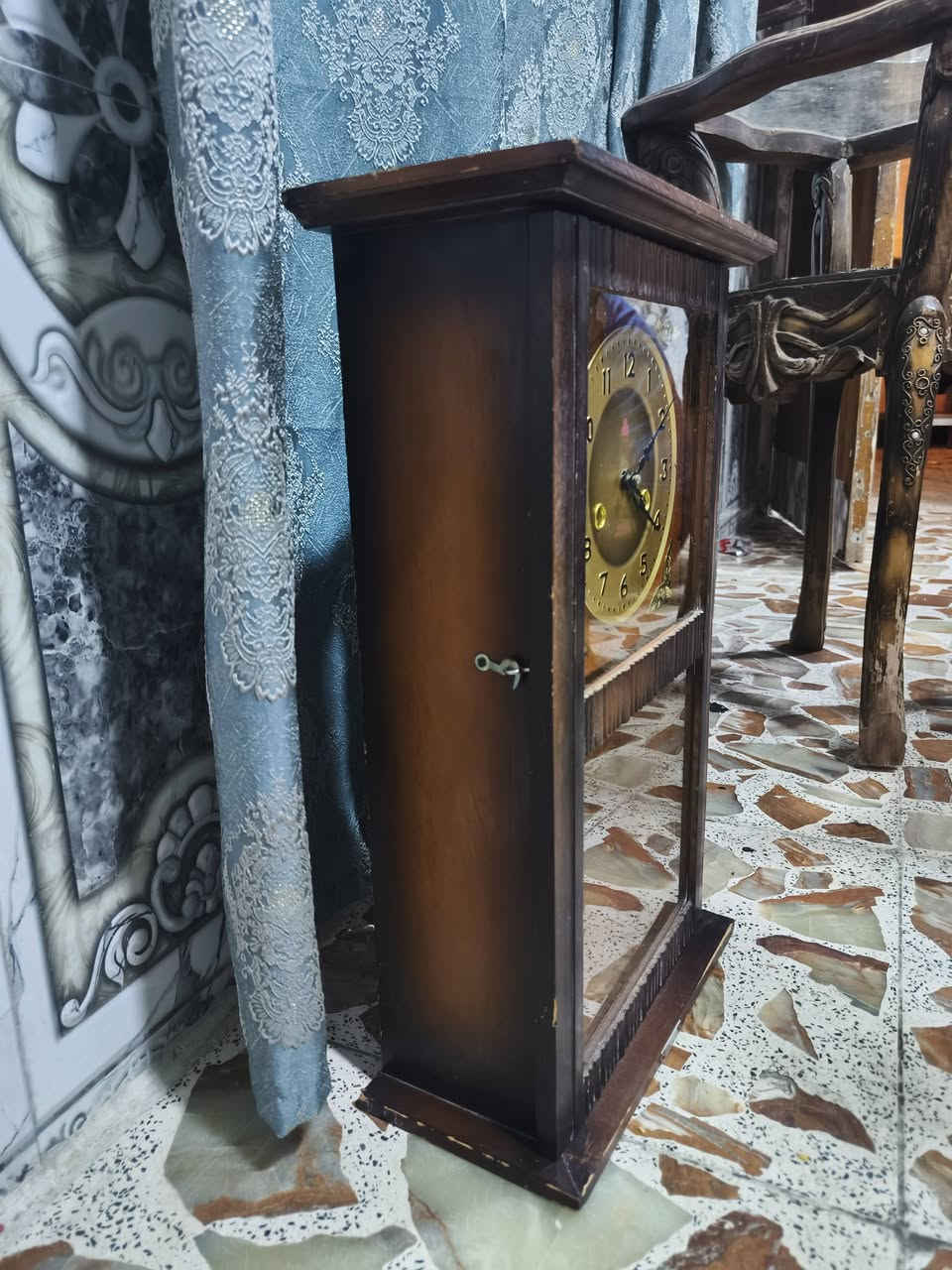 السلام عليكم
ساعة قديمه سنة الصنع ما بين 1960-1970 نقص التكويك مالته
والساعة شغاله وحته صوت الدقه مالته من توصل لل 11 دق 11 دقه وكل وقت اله دقات معينه مكاني بغداد الحرية ***********
