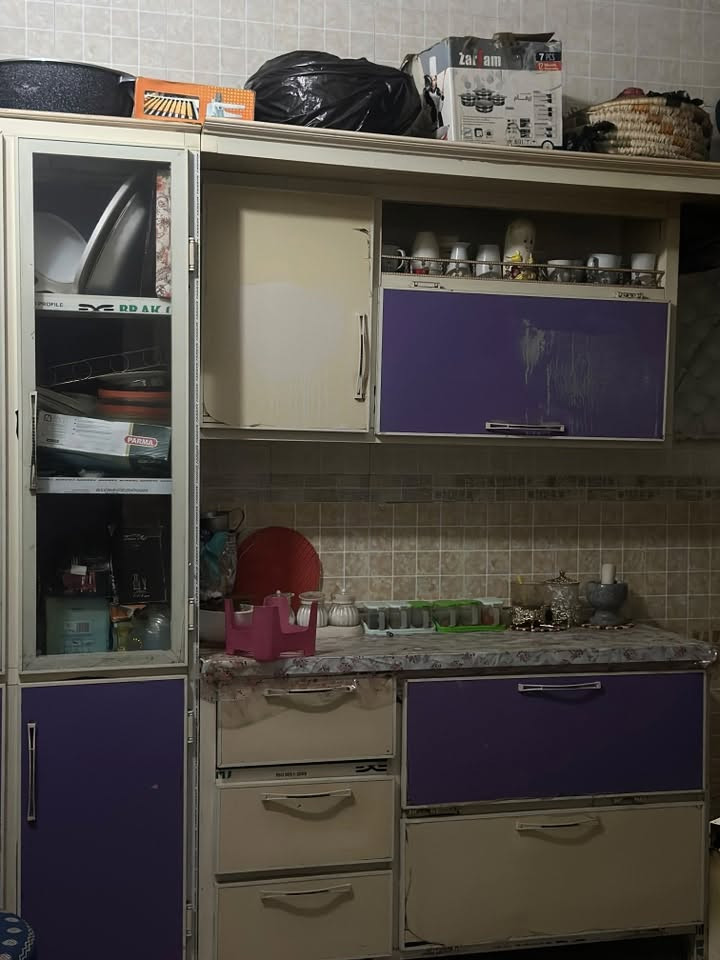 كاونتر للبيع نضافه 80% حتى بعده الاصق بي ممشلوع ممستخدم هوايه مع ساحبه دهون (شافطه) مع ثلاجه نضيفه وشغاله مبيها اي خلل وفرن شواء هديه هم شغال ومبي عطل 
السعرر جداً مناسب  (الكاونتر مع ساحبه ٣٥٠الف)
_الثلاجه (١٠٠الف ) 
الفرن هديه 🎁
مكاني حله المركز  
للتواصل على الرقم الاتي :
 ‭***********‬
