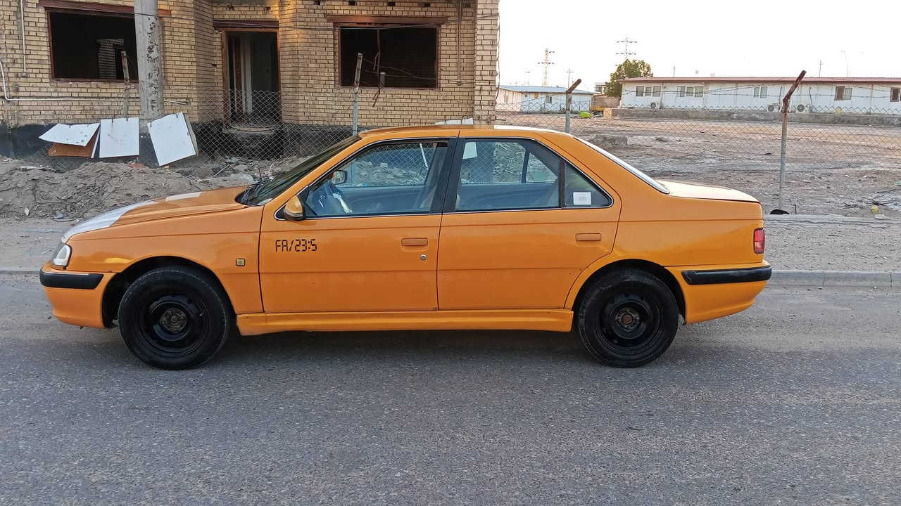 سلام عليكم سيارة بيجو بارص مديل 18 للبيع كهربائيات شغاله بدون خياسات سعرها 35 وبيه مجال  رقم راعيه ***********
