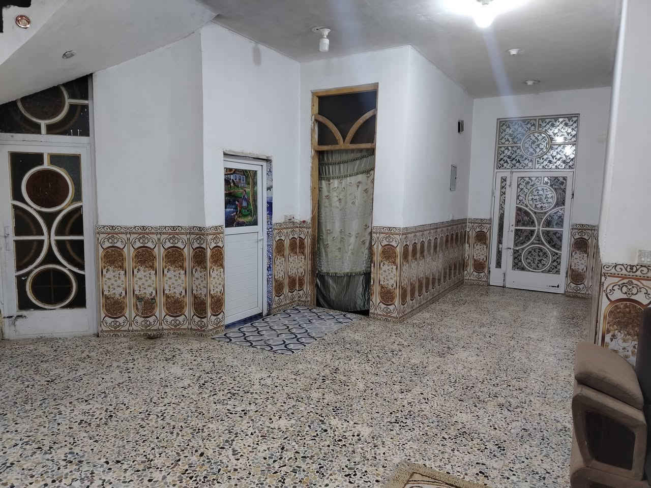 السلام عليكم بيت في منطقه البيضاء قرب الانوار المساحه الكليه 300 متر الاستفسار الرقم /***********
