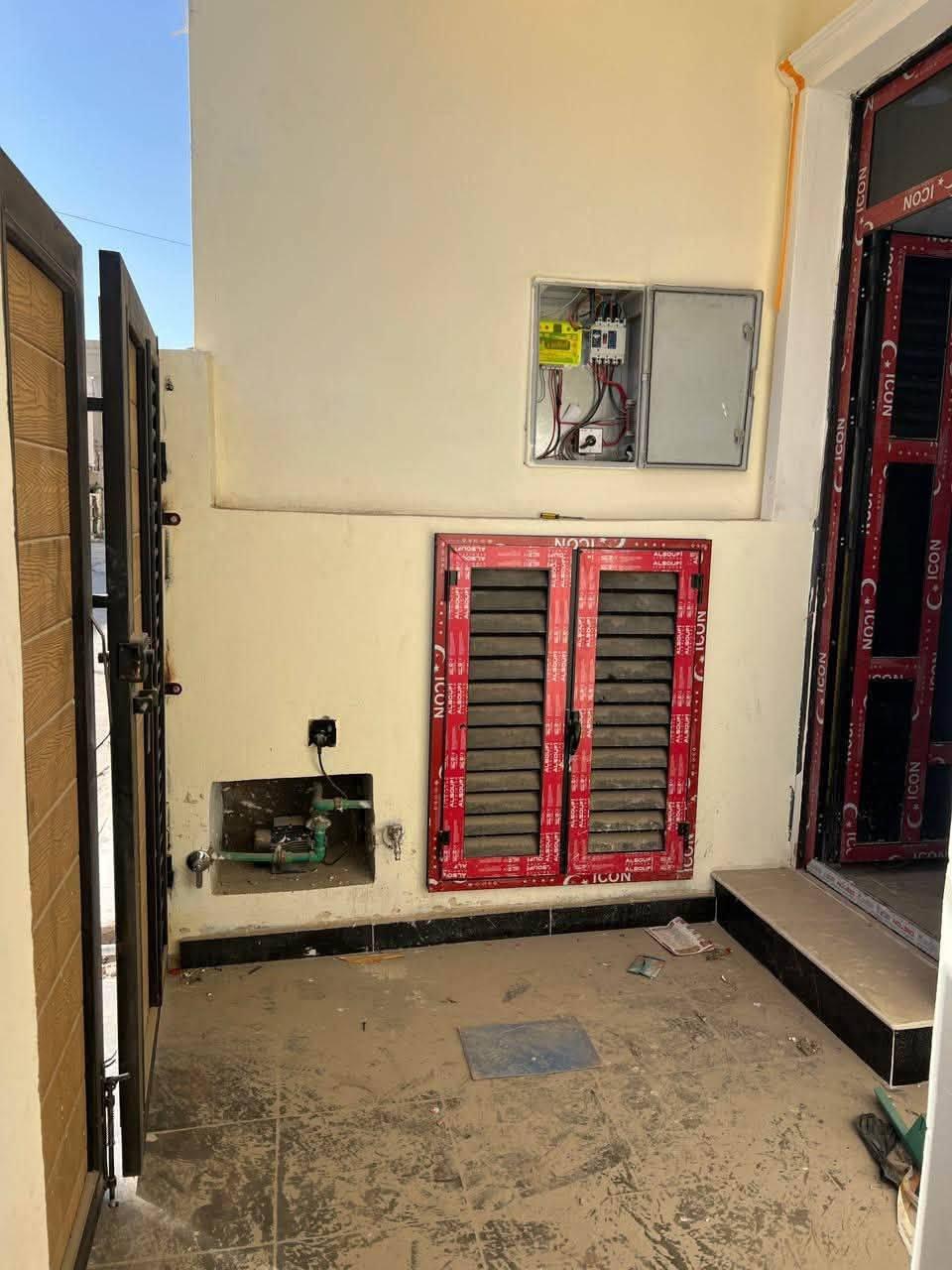 بيت للبيع مساحه100متر طابقين
3 غرف نوم. مع استقبال وحولي ومطبخ 
2 وحدات صحيه مع بيتونه وسطح 
بناء درجه اولى. ابواب تركيه باب قاصه ديكورات. ارضيه مرمر  تسليم مباشر
البوعيثه مجمع السلطان الاول. ثاني فرع عن شارع عرب جبور 
***********
***********
