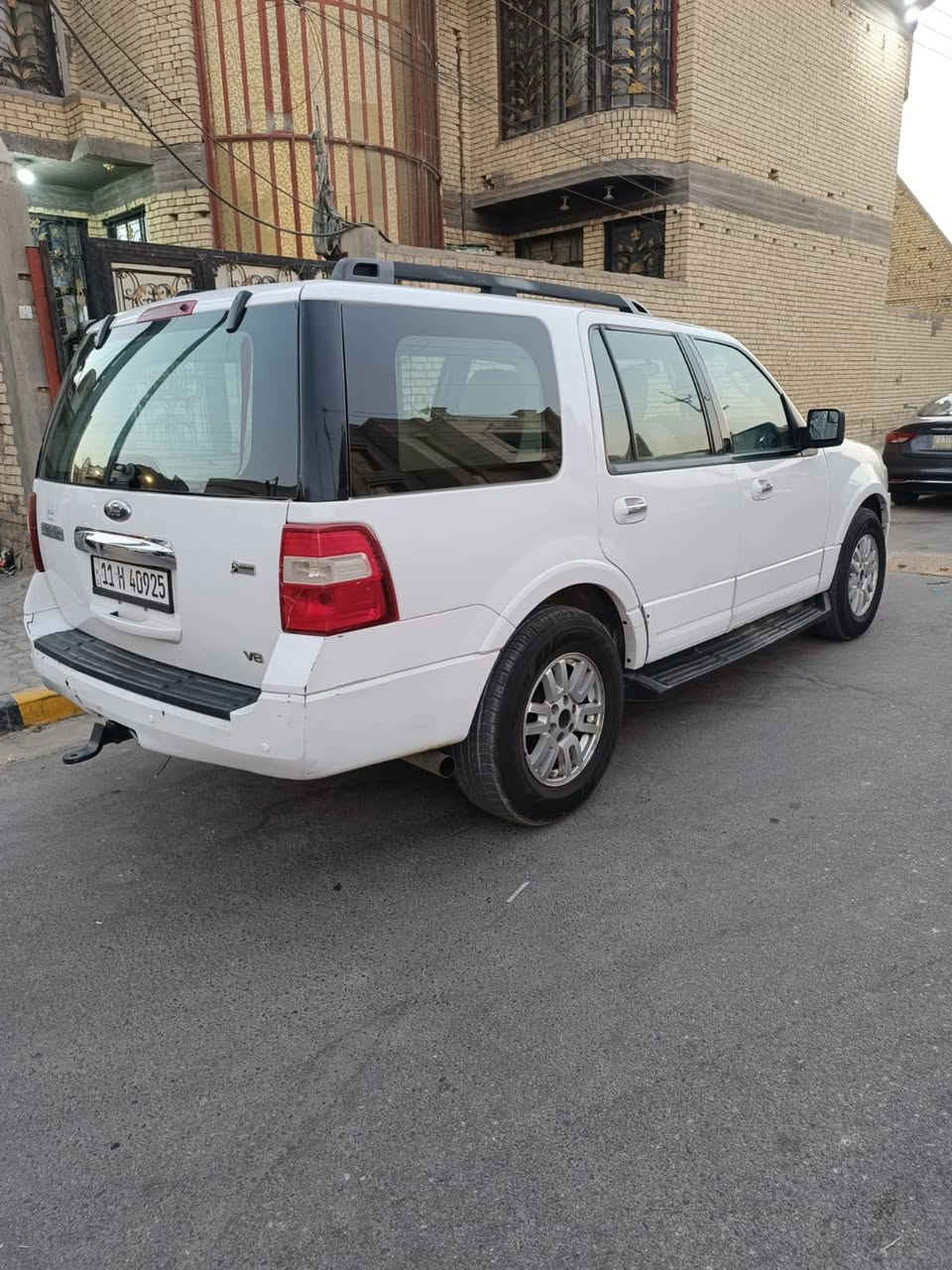 السلام عليكم
فورد اكسبدشن موديل ٢٠١٠ خليجي بأسمي رقم نكليزي 
مكينه كير تمام تخم تيرات كهربيات شغاله سياره جاهزه السعر 100 الشراي يجي خاص ويدلل *********** مكاني بصره
