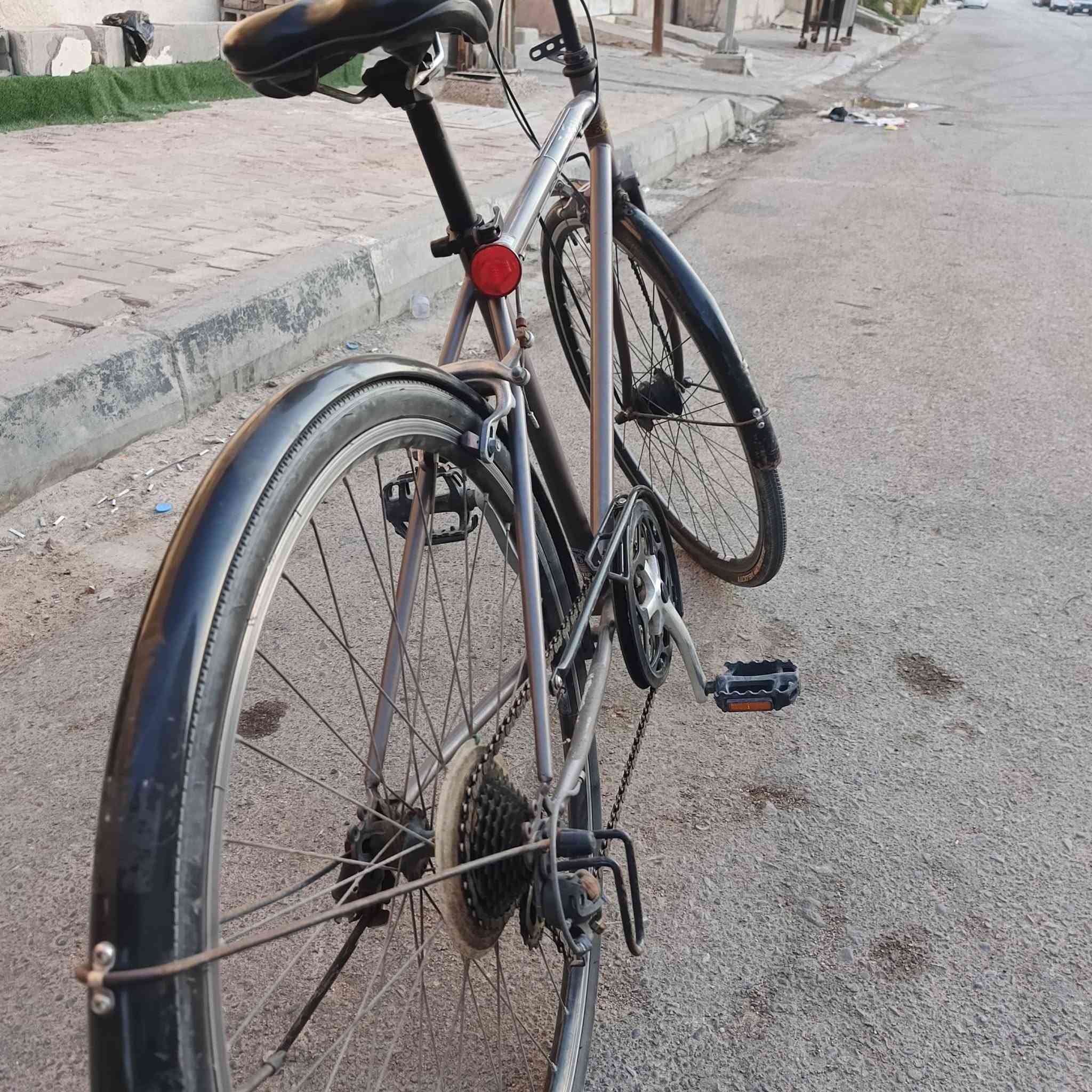 🚲 بايسكل للبيع
الماركة: DIAIRO
النوع: c700/ بايسكل مدينة
قياس التايرات: 26 إنچ
الشاصي: ألمنيوم
القير: 7 سرعات
القير الخلفي: متعدد السرعات
الفرامل: V-Brake أمامي وخلفي
المقود: مستقيم
الشوكة الأمامية: ثابتة
الكرسي: عريض ومريح وقابل لتعديل الارتفاع
الرفرف الأمامي: موجود
الرفرف الخلفي: موجود
الحامل الخلفي: موجود
عاكس خلفي: موجود
الدواسات: موجودة
السلسلة: موجودة
الكرنك: أمامي
الإطارات: مناسبة للشوارع والاستخدام اليومي
الاستخدام: مدينة، دوام، مشاوير، تنقل يومي
الحالة: مستعمل
💰 السعر: [160الف]  للجادين مراسلة على  الواتساب (***********)
