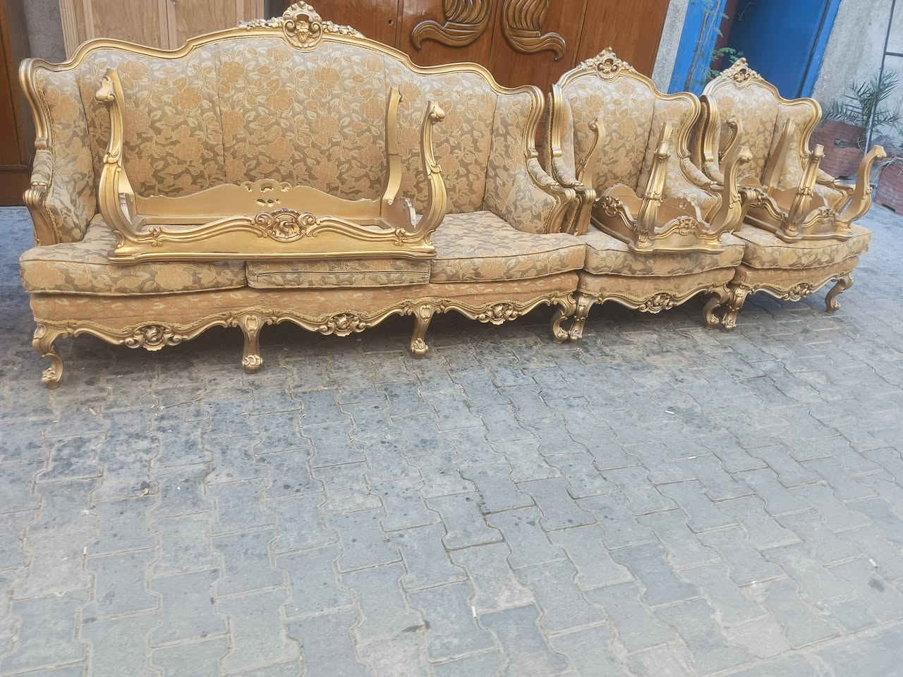 نصف تخم مصري مع طبلات ٣٥٠الف اخذتا بمليون
ميزطعام 8كراسي مصري 500الف ماخذا ب 2مليون 
 فاترينا زان مصري مع خشب 250الف ماخذها 750
مدخل صاله ول مترين ونصف تقريبا 500الف ماخذا 1.500
الغراض نظافه 100 ٪ اي ضرر مابيهم عرضتهم يم ابو محل اريد ابيعم 
موقع الكاظميه 
للتواصل 
***********
