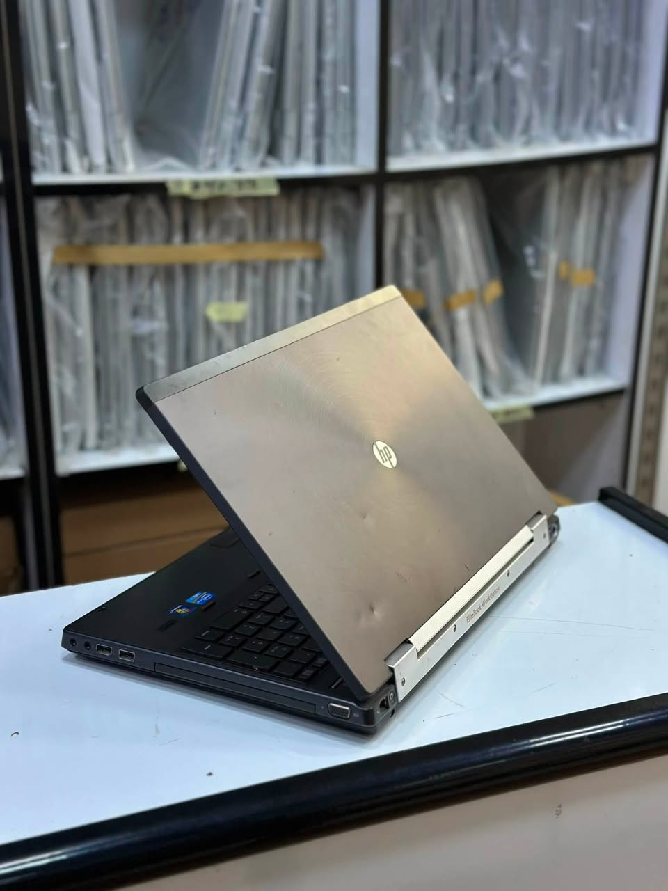 💻 للبيع: لابتوب HP EliteBook 8570w (Workstation)
المواصفات:
 المعالج: Intel Core i7 (الجيل الثالث)
 الذاكرة العشوائية (RAM): 16GB
 التخزين (SSD): 256GB
 كارت الشاشة خارجي: NVIDIA Quadro K1000M 2GB
 الشاشة: 15.6 بوصة
 الهيكل: معدني خشن ومتين مخصص للأعمال الشاقة
📌 الحالة: مستعملة ونظيفة  (مثل الصور)
🔋 البطارية والشاحن: البطارية جيدة + الشاحن الأصلي]
💵 السعر: 140,000 دينار (قابل للتفاوض)
📍 المكان: [بابل الحلة]
🚗 التوصيل: [موجود توصيل / أو استلام مباشر]
📞 للتواصل: عبر الخاص أو واتساب: [***********]
