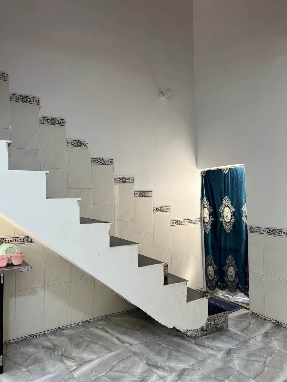 :
📣 عرض جديد ومميز من مكتب عقارات الأمير في بابل 📣

🏠 دار للبيع جاهز للسكن - مساحة 100 متر!

📍 الموقع: بابل - الوردية (سيف سعد) / شارع الغسل - الشارع المجاور لشارع المشجر.

📐 المواصفات والتفاصيل:
 المساحة: 100 متر مربع.
 الواجهة: 5 متر.
 طبيعة البناء: طابق واحد (بناء طابوق).
 الملكية: طابو زراعي.
🛋️ التصميم والتقسيم الداخلي:
 غرفة نوم
مطبخ 
مجموعة داخلية
مناور عدد /2
 هول
 صالة استقبال
 مجموعة صحيات خارجية

💰 السعر المطلوب: 37 مليون دينار (قابل للتفاوض)

📞 للتواصل والاستفسار (يتوفر واتساب على الرقمين):
نستقبل كافة استفساراتكم وعروضكم السكنية والتجارية عبر الأرقام التالية:

 📲 زين / أثير: ***********7 (يتوفر واتساب)
 📲 آسياسيل: *********** (يتوفر واتساب)

🏢 مكتب عقارات الأمير في بابل
(خدمتكم غايتنا.. ونستقبل جميع عروضكم للبيع، الشراء، والإيجار)
