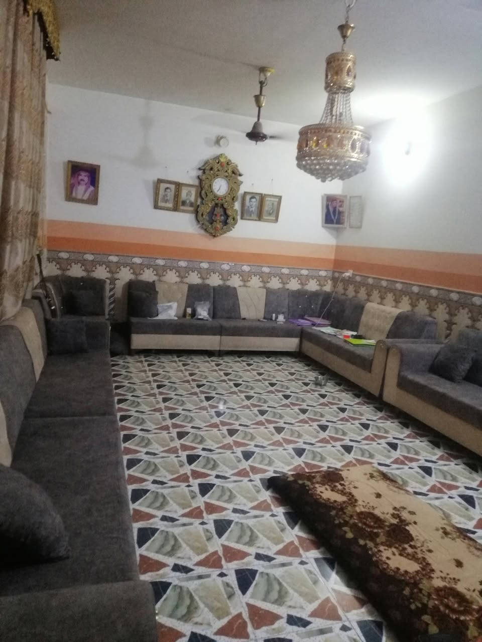 بيت للبيع في الفلوجه حي الخضراء خلف مدرسة الخوارزمي بناء طابوق بيت مساحه ٣٠٠ متر على ساحه يحتوي على اربع غرف نوم وصاله عدد 2 واستقبال ومطبخ و2 حمامات داخليه وخارجيه شارع 10 تبليط السعر ١٧٠ مليون وبي مجال بسيط للاستفسار مراجعة مكتب القمه للعقار او الاتصال على الأرقام التاليه *********** ***********
