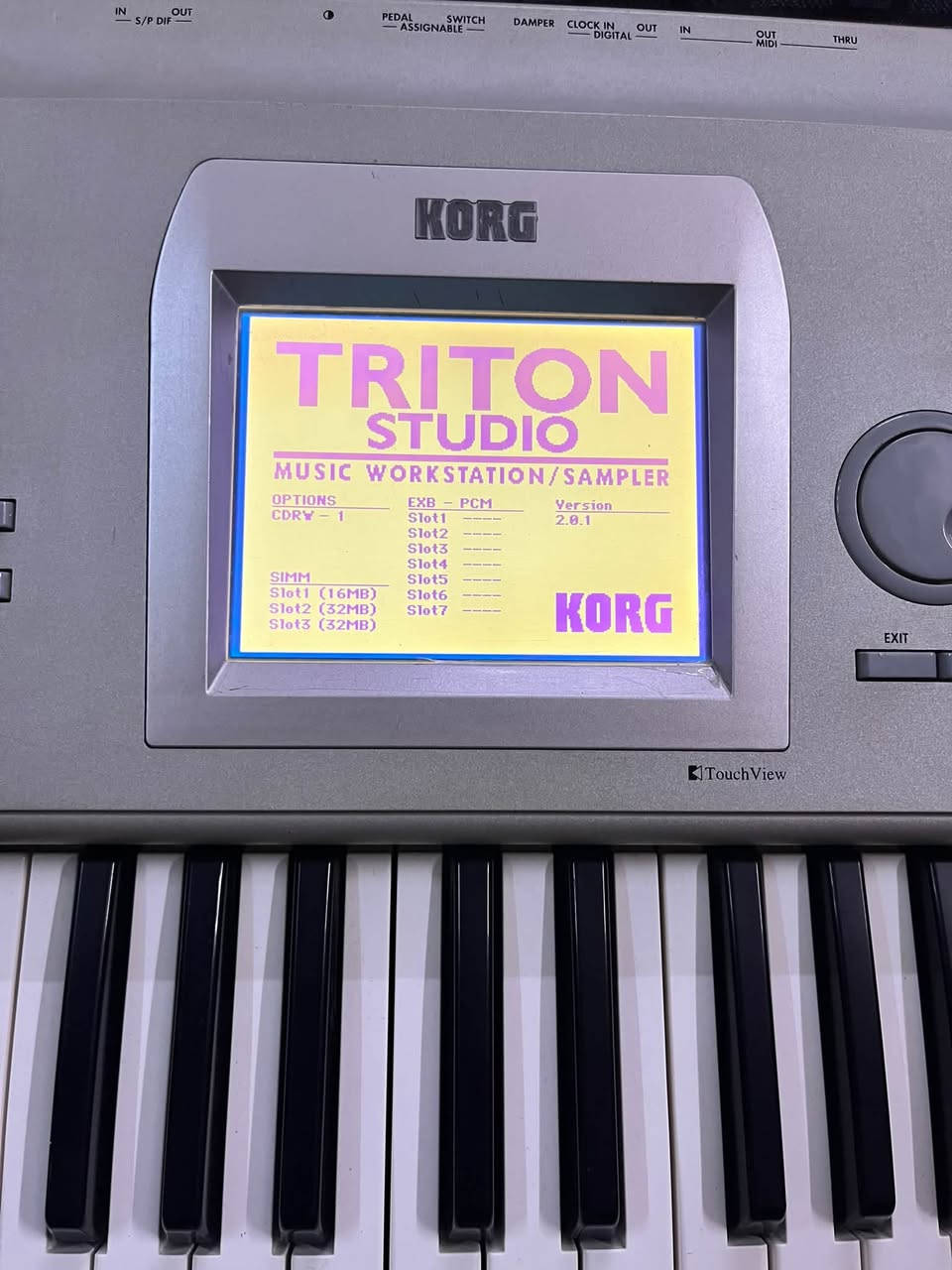 Korg triton studio 
مع رامات مع برنامج اصوات شعبي وكمانات
الجهاز نظيف جدا 
وتسب ***********

