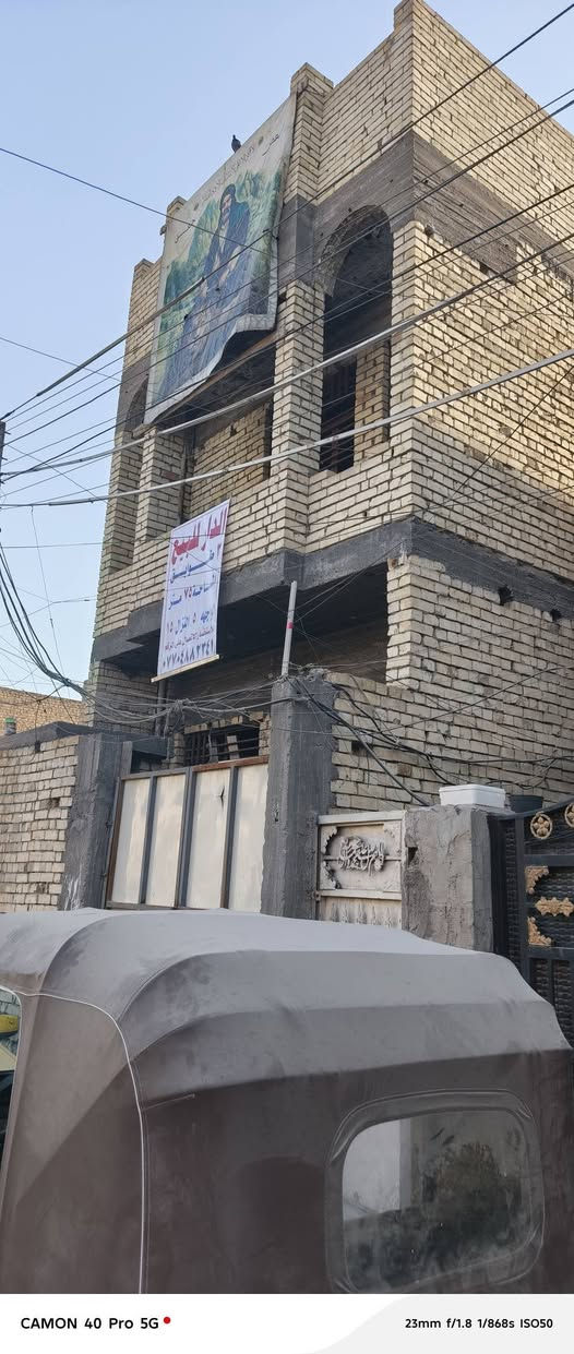 السلام عليكم
بيت للبيع
المساحة ٧٥
الواجهة ٥
النزال ١٥
يحتوي على ٣ طوابق مدخلين

١- استقبال
٢- مدخل الصالة 
٣- صالة
٤- مطبخ حار + مطبخ بارد
٥- ٣حمامات داخلية +حمام خارجي
٦- ٣ غرف نوم 
العنوان - الشعب -قرب جامع الرحمن
خلف شارع ٤٠ شارع أبو حسين أبو المخظر 
للاستفسار                  ***********
