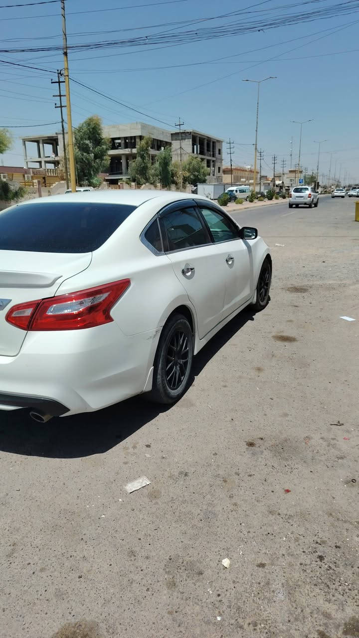 السلام عليكم نيسان التيما ٢٠١٧ اربع قطع اكلير فقط بدون دواخل  كير محرك شرط تبريد و حجر كزوز  شركة سيارة نظيفة ***********
