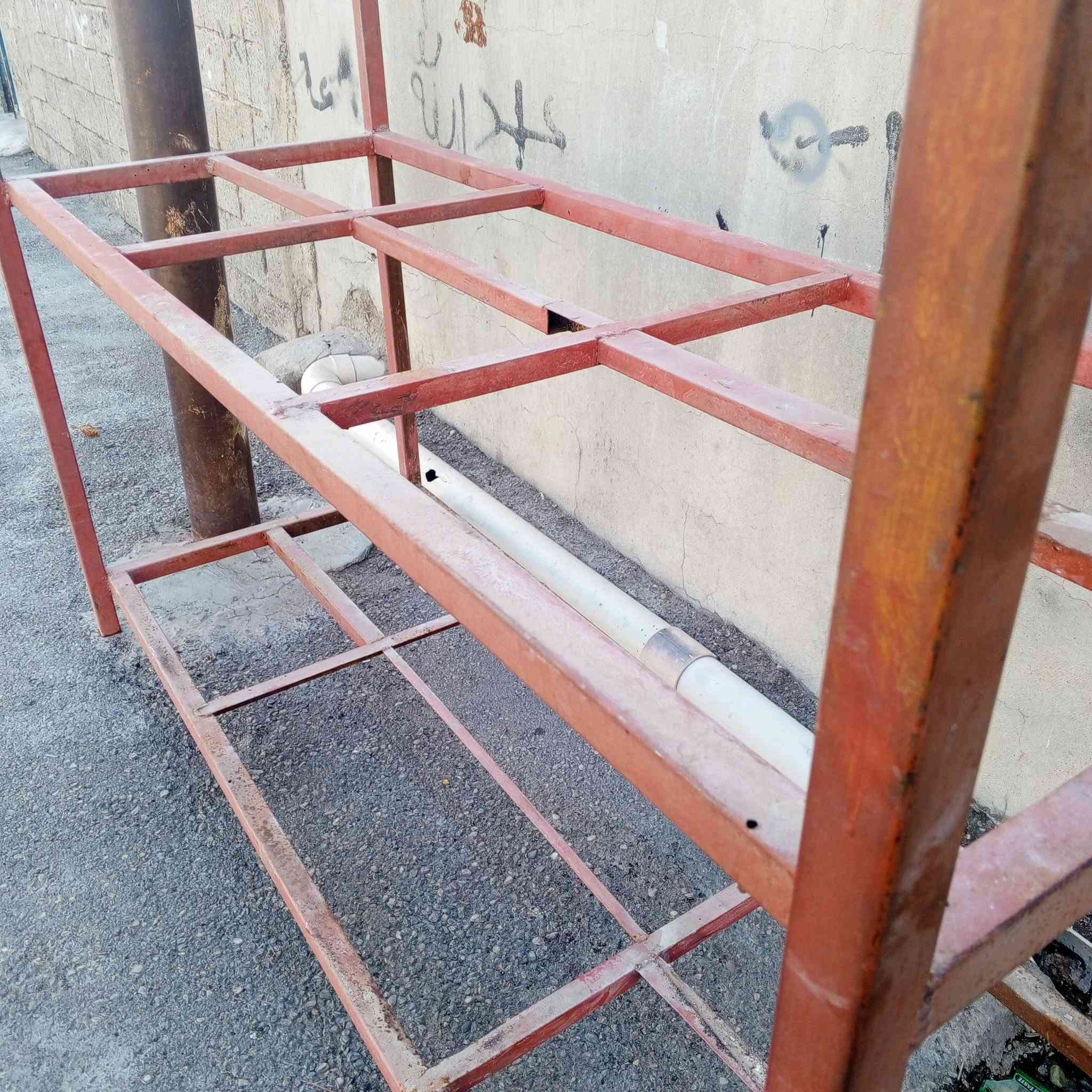 ميز  حديد للبيع سعر 35وبيه مجال 
 الاتصال ع الرقم  لشراي *********** العنوان كركوك 
حي العروبه

