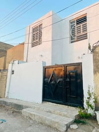 دار للبيع • ١٠٠م • شارع المطار