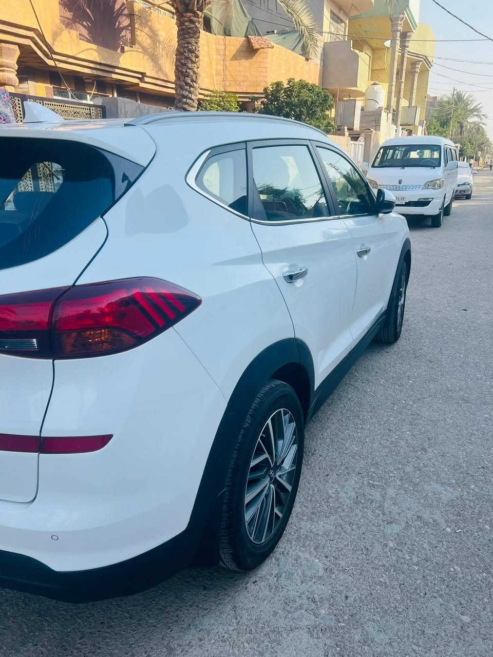 السلام عليكم
توسان خليجي وكاله الكاصد  رقم بغداد لون ابيض مشروع وطني 2019 ماشيه ١٣٠  حقيقي
 تحويل ثاني يوم 
بصمه تشغيل عدد 2
 وبصمه بوب
 يدات نيكل
 مري شفط
 اشاير مري 
تحكم ستيرن جهتين
 كروس سرعه
شاشه بلاديه اصليه
 وايرلس شحن 
سايد ابريك رجل كوري اصلي
كامرة دواره 
كشن كهرباء 
3 وضعيات قيادة سبورت عادي وايكو
4قطع تبريد امامي قطعتين خلفي .تخم تاير جديد 
السيارة بيها مكانين بارد فقط كما موضح بالصور وتكحيلات بسيطه بالدعاميه
السعر المطلوب ١٨٥ بيها مجال بسيط جدا حك الجيه 
مكان السيارة بعقوبه 
 ***********
