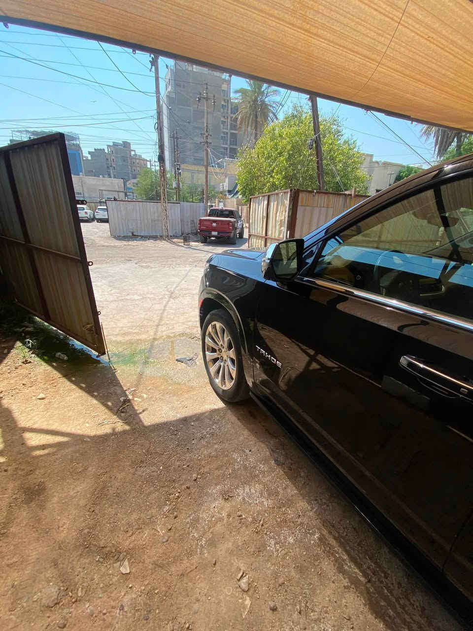 سياره تاهو بريمير سوداء موديل 2023 رقم بغداد باسمنا معروفه مواصفات التاهو البريمر  السياره مكفوله كفاله عامه ومغلفه ppf  درجه اولى من هي زيرو بس ملاحظات بسيطه وجود بعض الرصعات الصغيره ما مصلحه من اخذتها بيها والسياره ماشيه 39900 كم مشي حقيقي وين ما يعجبك افحص السعر 53000$ مكان السياره بغدادالرصافه منطقه الصرافيه الاتصال  ***********
