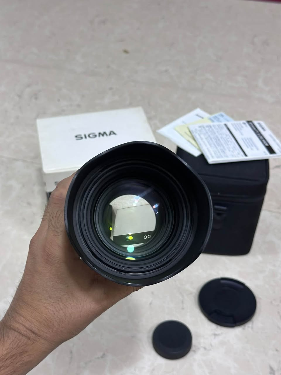عدسة نيكون 85          mm f 1.4  Art
النضافة امام عينك استخدام قليل 
السعر 650 الف

