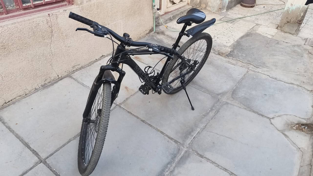 🚲 دراجة جبلية (MTB) من شركة MALAYA بحجم 29

دراجة عملية للاستخدام اليومي، تأتي بالمواصفات التالية:

⚙️ نظام سرعات 21 سرعة (3×7)
🛑 مكابح قرصية ميكانيكية
🛠️ شوكة أمامية بتعليق
🚲 استخدام خفيف جدًا، أقل من 5 كم تقريبًا

📍 السماوة، قرب تقاطع حي العسكري
💰 السعر: 180,000 دينار عراقي و بي مجال

🔍 الفحص متاح قبل الشراء.
رقم الهاتف: ***********
