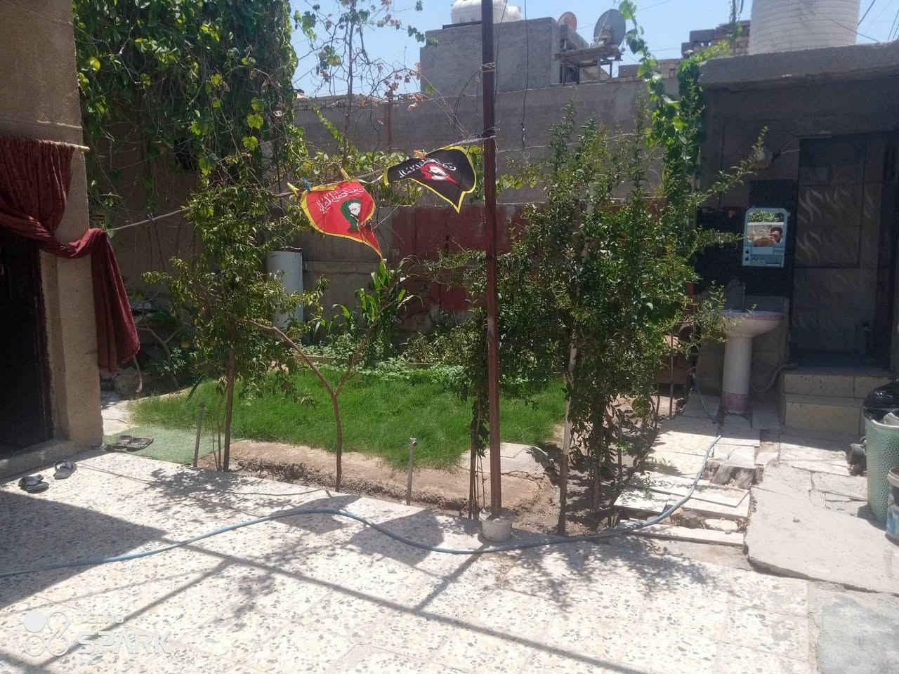 السلام عليكم بيت البيع 200متر حي البساتين   حي السلام  فرع حسينيه الامام الصادق يتكون من غرفتين وصاله واستقبال وطرمه كبيره وخدمات داخليه و خارجيه أو مرواس ب100طابقين حسب اتفاق ***********
