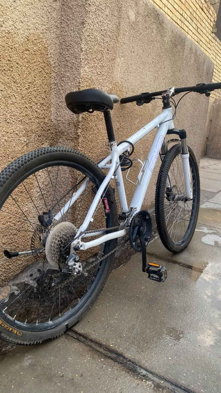 🚲 بايسكل GIR ألمنيوم للبيع 🚲
🔹 النوع: GIR
🔹 الشاصي: ألمنيوم خفيف
🔹 البريكات: هيدروليك 🛑
🔹 السرعات:   3 أمامي × 9 خلفي ⚙️
🔹 الإطارات: Maxxis Ikon MTB
🔹 الفورك: RockShox
🔹 البايسكل نظيف وجاهز للاستخدام ✅
💰 السعر: 150 ألف دينار
بغداد البلديات 
***********
