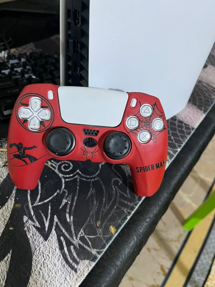 السلام عليكم
PS5 slim  سوني 5 سلم 

الجهاز نظافته 100/100 اونلاين محدث اخر اصدار مساحه التخزين 1تيرا ويا جوستك وحده الكير اليسار TMR فقط الجهاز ممفتوح نهائياً اخو الجديد اذا بي شخط واحد الجهاز يرجع ملحقاته كاملات والاصليه جوستك وايرات كارتونه كله اصلي + UPS 3000kv جديد مصارله شهر عندي نظيف يشغل الشاشه والبلي ساعه كامله وكلشي موضح بالصوره السعر 975 وبي مجال للشراي 

للتواصل والاستفسار: *********** واتساب او اتصال 

ادمن وافق🌹🌹

نص مكتوب في الصور:
- 60Hz تخزين الجهاز الحجم: 848.0 غيغابايت المساحة الخالية: 167.5 غيغابايت الألعاب والتطبيقات 609.8 غيغابايت معرض الوسائط 622.1 غيغابايت البيانات المحفوظة 4.25 غيغابايت أخرى 65.89 غيغابايت