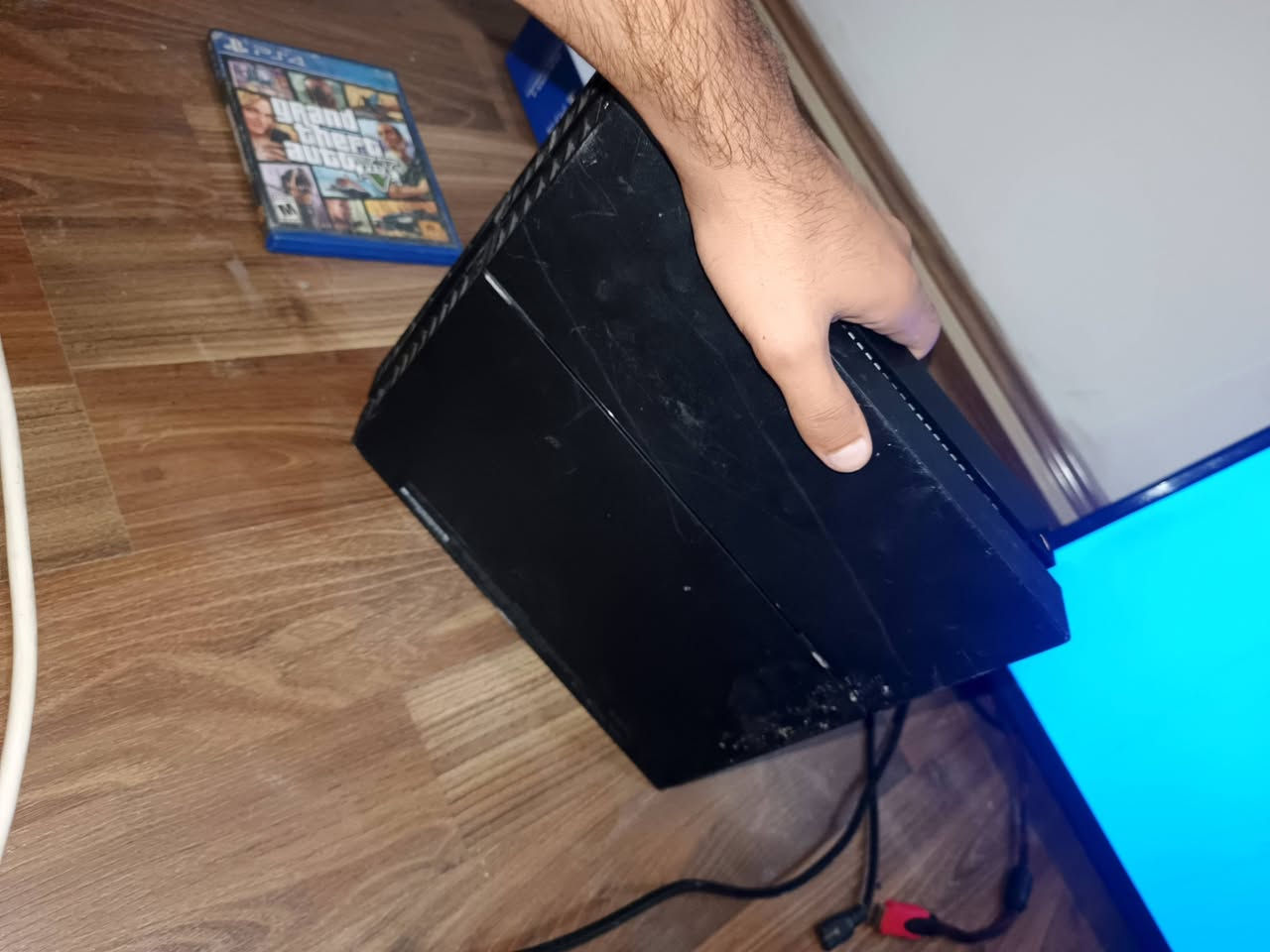 السلام عليكم ps4 نظيف داخل صيانه بس تنظيف 
البلي متروك صارله سنه وهسه شغلته واريد ابيعه سعره 175 وياه قرصين اساسنز كريد يونتي و for honr ويا يده اصليه 
البلي فتحته توني فرمته وكملته تستلمه وتلعب بي كبل
سعره 175 ممتواجد ماسنجر 
رقمي ***********
