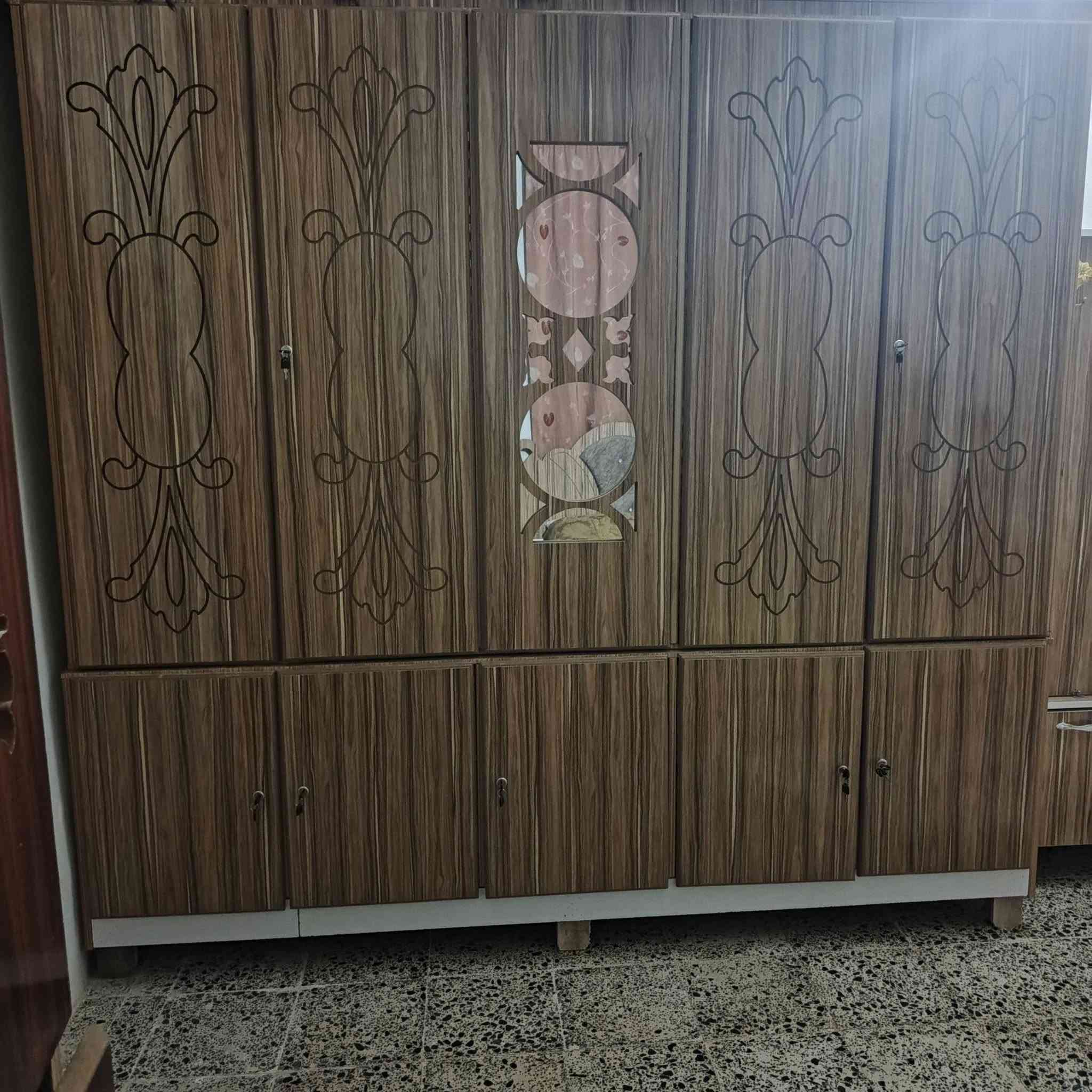 السلام عليكم يوجد غرفه نوم مع كنترو مع كاونتر للبيع للستفسار تصال على الرقم ***********
