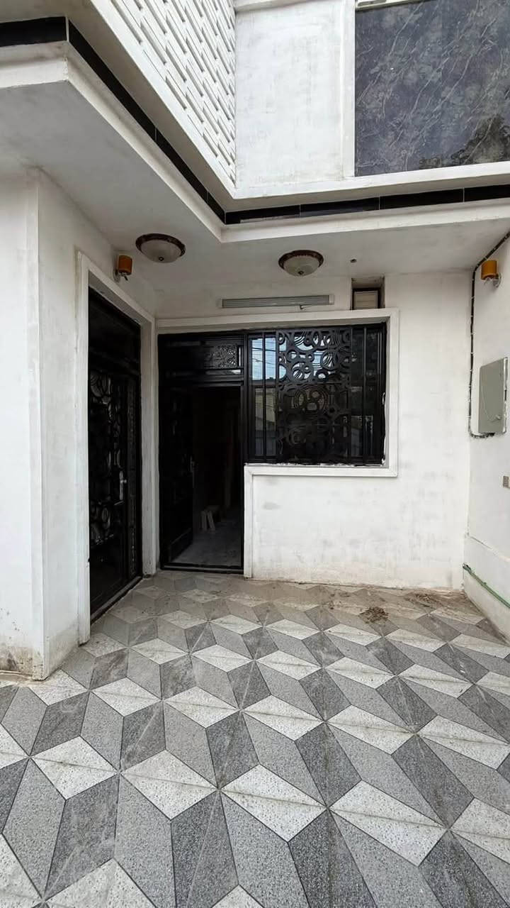 دار للبيع . المساحه 150متر
( طابو ملك صرف سكني) 

طابق واحد يحتوي على 
استقبال ومطبخ 
غرفتين نوم 
وصحيات متكامله 

  📍📍الموقع في منطقة الانتصار 
بغداد
طريق الشعب الحسينية الراشدية 
للاستفسار ***********

