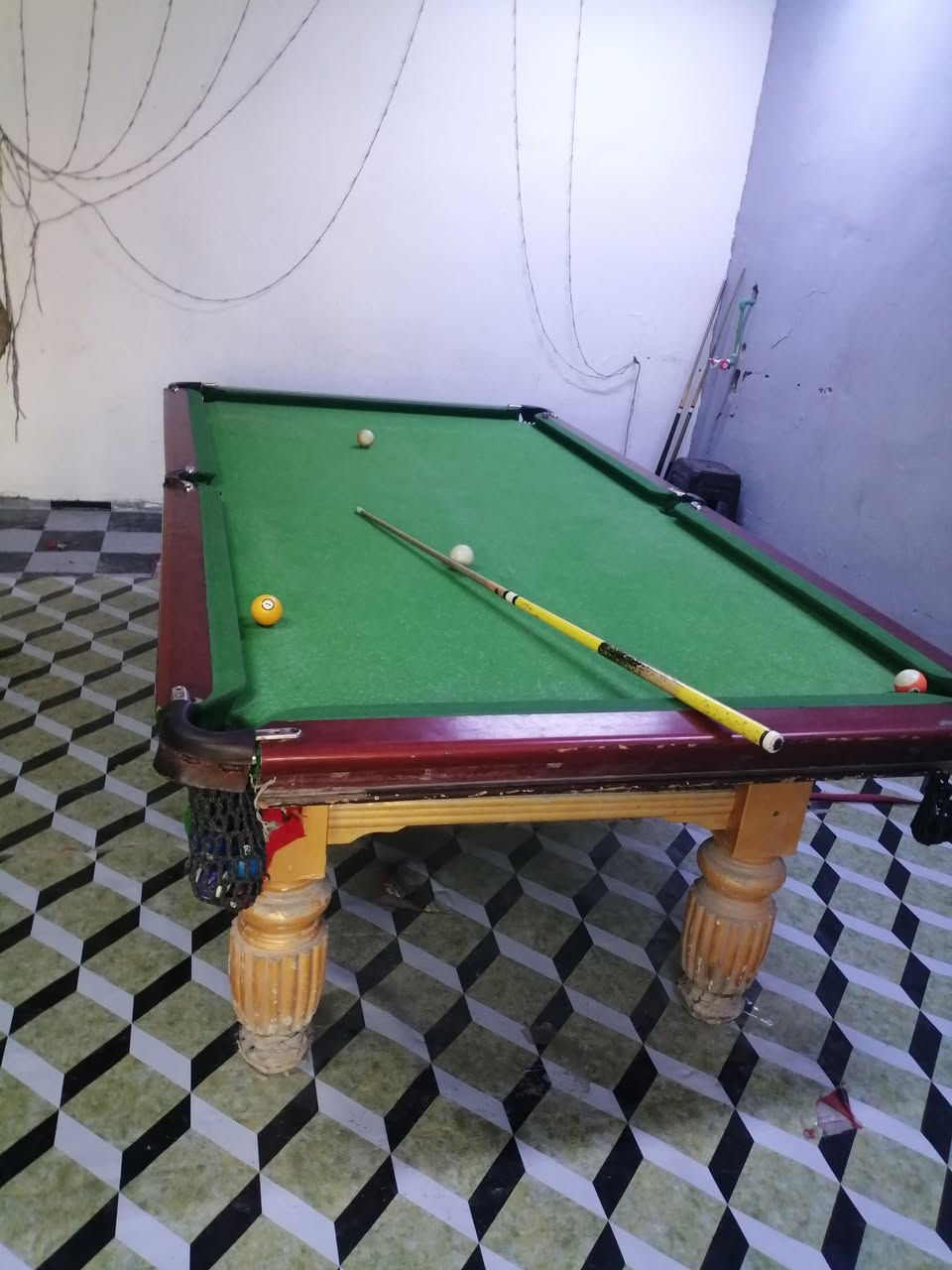 ميزين بليارد للبيع الميز الاول كامل السعر ٣٨٠
الميز الثاني بالصوره موضح هيكل ويا مرمرات ثنين نقص المرمره الثالثه فقط  مكسوره سعره ٢٨٠
مكاني بلمحموديه مجمع القعقاع 
ويوجد مبرده كونفيره كبيره للبيع 
ويوجد نراكيل خشب للبيع 
متوفر واتساب وهذا الرقم ***********
