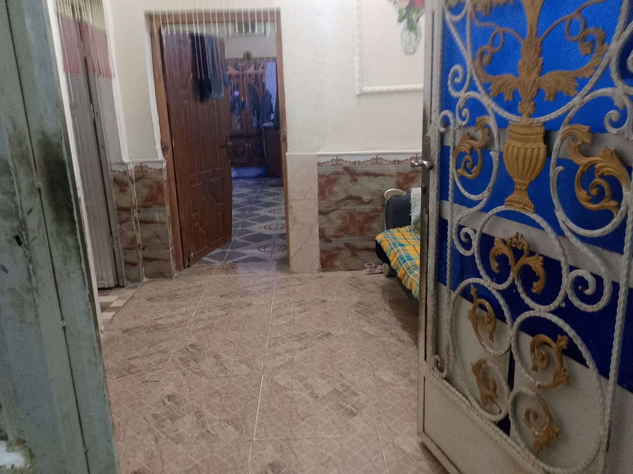 بيت زراعي لبيع طابقين يتكون من غرفتين و صاله و مطبخ و ديوانيه و حمام داخلي و خارجي و طارمه و الطابق الثاني مشتملات المساحه 220 السعر 115 و بيه مجال عنوان ناصريه المهديه مقابيل عمارات الشموخ ***********
