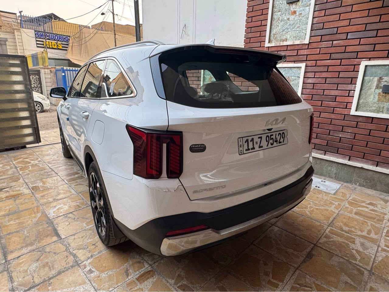 🔥 للبيع – Kia Sorento 2025 🔥

كيا سورنتو 2025 | السعر: 299 ورقة فقط
رقم بغداد | العنوان: الدورة – شارع أبو طيارة
للاستفسار: ***********

💥 السعر مغري جداً ومناسب للجادين

🚘 Kia Sorento 2025 – وارد خليجي – 6 سلندر – Full Option

سيارة مميزة جداً بحالة ممتازة ومواصفات عالية، مع عداد 22 ألف كم فقط، ومكفولة كفالة عامة.

أبرز المواصفات:

• محرك 6 سلندر
• وارد خليجي
• Full Option
• سقف بانوراما
• صندوق خلفي كهربائي
• مقاعد كهربائية
• شاشة إلكترونية كبيرة متصلة
• Head-Up Display (داتا شو)
• تشغيل بصمة
• دخول ذكي بدون مفتاح
• كاميرا خلفية
• رادارات ٣٦٠ 
• شاشة وسطية كبيرة ونظام معلومات متطور
• عداد إلكتروني بالكامل
• إضاءة محيطية Ambient Light متغيرة
• ويلات كروم
• ستائر جانبية
• تحكم بالمقود
• تحكم كهربائي بالمرايا
• حساسات اصطفاف
• مثبت سرعة
• تحكم بالمناخ والتكييف
• أنظمة أمان ومساعدة للسائق
• مقاعد مريحة وتشطيبات داخلية فخمة
• مساحة داخلية واسعة ومناسبة للعائلة
• مواصفات خليجية مناسبة لأجواء العراق

📍 رقم بغداد
📍 الدورة – شارع أبو طيارة
📞 ***********

🔥 299 ورقة فقط – السعر مغري جداً
سيارة نظيفة، مواصفات عالية، وعداد قليل جداً… فرصة تستحق المشاهدة. بغداد, العراق
