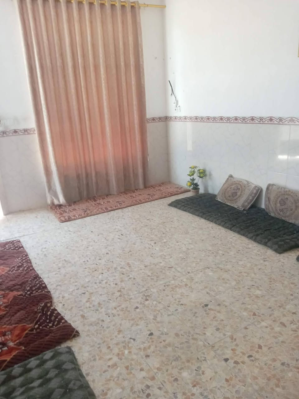 السلام عليكم .بيت للبيع طابو صرف .العنوان الحمزة الغربي حي الزهراء قرب مدرسه الوقف الشيعي قريب جدا من الولايه .موقع منتاز على شارع عرضه 10متر .كافه الخدمات ماء كهرباء مجاري .المساحه الكليه 272 م  بناء حديث وجديد  طابوق والسقف صب كونكريت. الواجهه 16 م والنزال 17 م. يتكون البيت من غرفتين نوم 
واستقبال وصاله ومطبخ حار 
وبارد وصيحات خارجيه وداخليه
ومناور.. البيت مامطلوب لا سلفه ولا قرض يعني تكدر تسحب عليه سلفه أو قرض اسكان  .السعر مناسب قياسا مع الاسعار.السعر 130 وبي مجال للشراي ...للاستفسار تفضل خاص او اتصل ب *********** بيه واتساب

