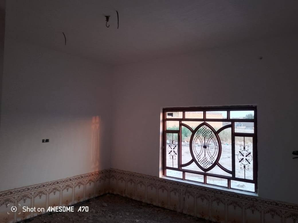 يالله 
بيت للبيع زراعي المساحه 200م بناء 
و60متر ترك  كامل 260م 
بيت بناء جديد بلوگ وعكادة 
يتكون من غرفتين وصاله وصحيات ومطبخ وديوانيه وصحيات خارجيه مع ساحه وسياج 
بيه نواقص قليله ارضيه وكهربائيات ربط 
وترتيبات تجي وتشوف بعينك 
مكانه طريق سوق الشيوخ فضليه قرب مدرسة الامام الباقر 
تقريبا 300متر عن الشارع العام اوقل شويه 
بيت مرتب وشغله حلو ومناسب 
سعره 42 وبيه مجال 
للاستفسار اتصال 
***********
