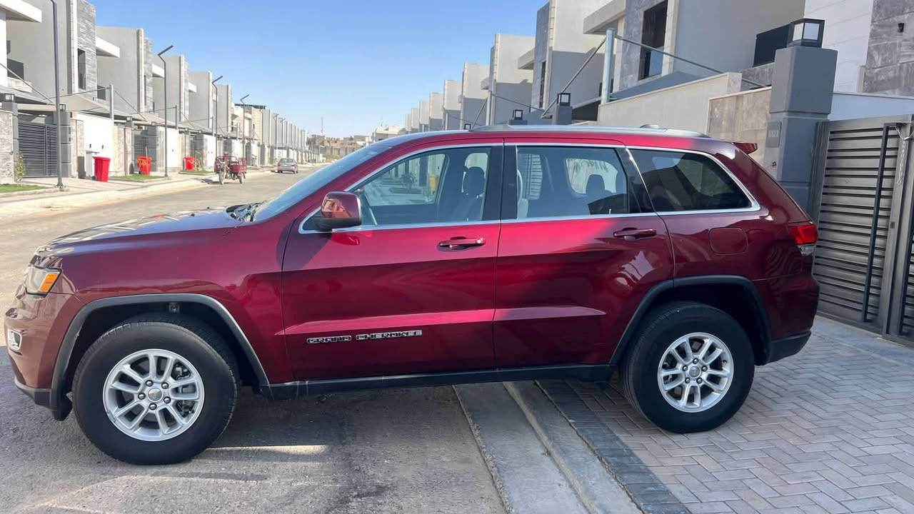🚗 جيب جراند شيروكي (لاريدو) 2020 - للبيع
المواصفات العامة:
 الموديل: 2020.
 اللون: أحمر مميز وجذاب جداً.
 المحرك: 6 سلندر سعة 3600 (Pentastar V6) - عزم وقوة وراحة بالقيادة.
 المسافة المقطوعة: 60 ألف ميل فقط.
 المواصفات الفنية: وارد أمريكي (رقم أربيل).
❄️ حالة السيارة والراحة:
 التكييف: تبريد ثلج ما شاء الله.
 النظافة: السيارة كلش نظيفة وبحالة ممتازة جداً ومخدومة.
🛠️ تفاصيل البودي والضرر (بكل أمانة وشفافية):
 الضرر: خشم الجاملغ الأيمن فقط، ومصلح تصليح درجة أولى (ما يبين نهائياً).
 ملاحظة إضافية: بارد بسيط جداً بالجاملغ الأيسر أثر طخة خفيفة.
📌 المكان: بغداد - الدورة
💰 السعر: 230 ورقة ($23,000)قابل للتفاوض 
📞 للتواصل والاستفسار: ***********
