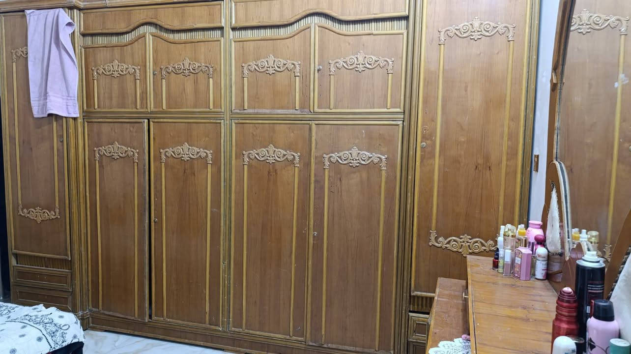 السلام عليكم غرفه صاج طابقين 6  بيبان نضيفه بس عوزها تلميع  يدات  السعر  325 بيها مجال العنوان كربلاء حي السلام الاتصال ***********
