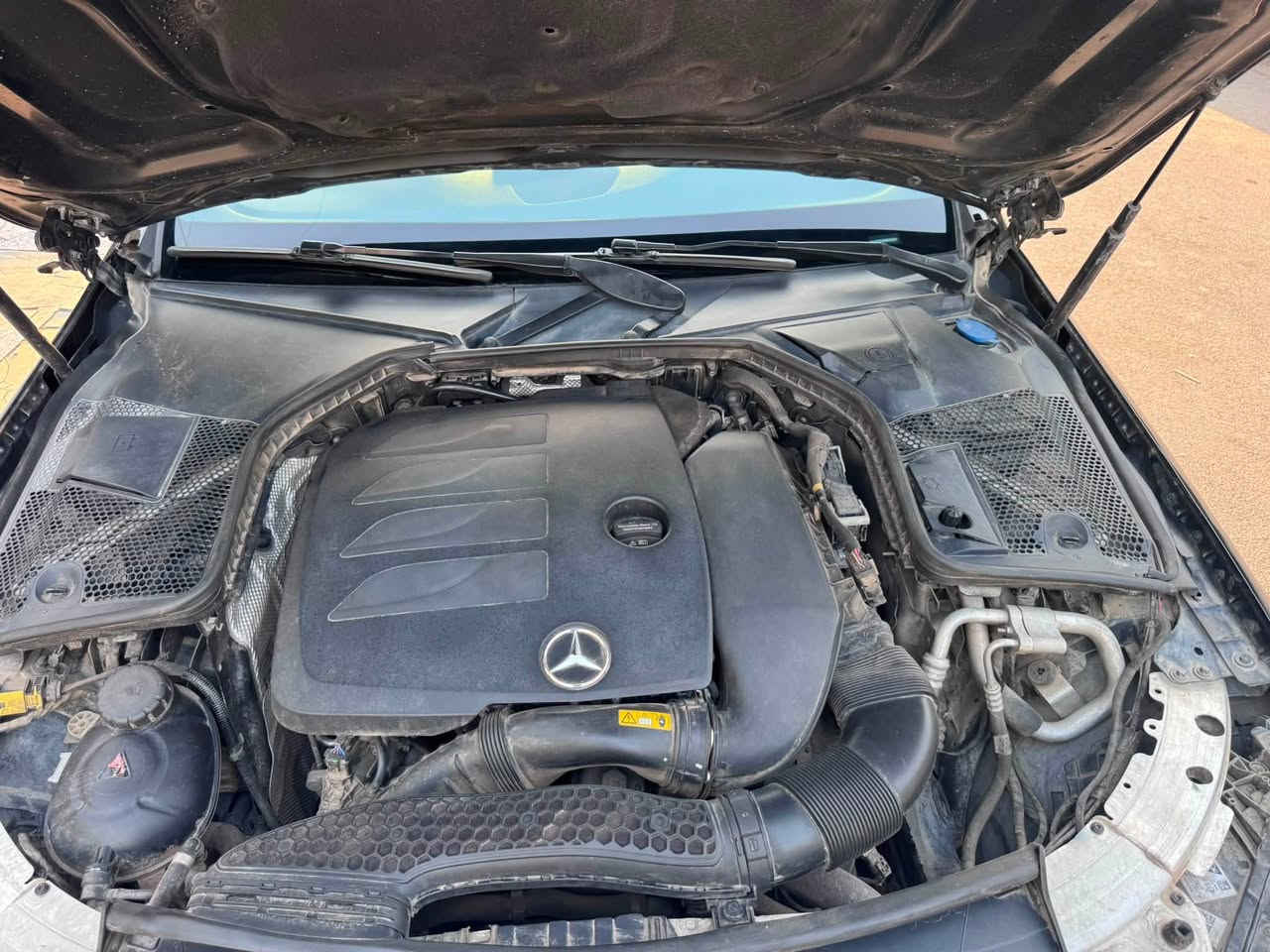 للبيع c300 موديل 2021 السياره وارد امريكي ضرره دعاميه فقط  السياره كلش نضيفه للتواصل  ***********
