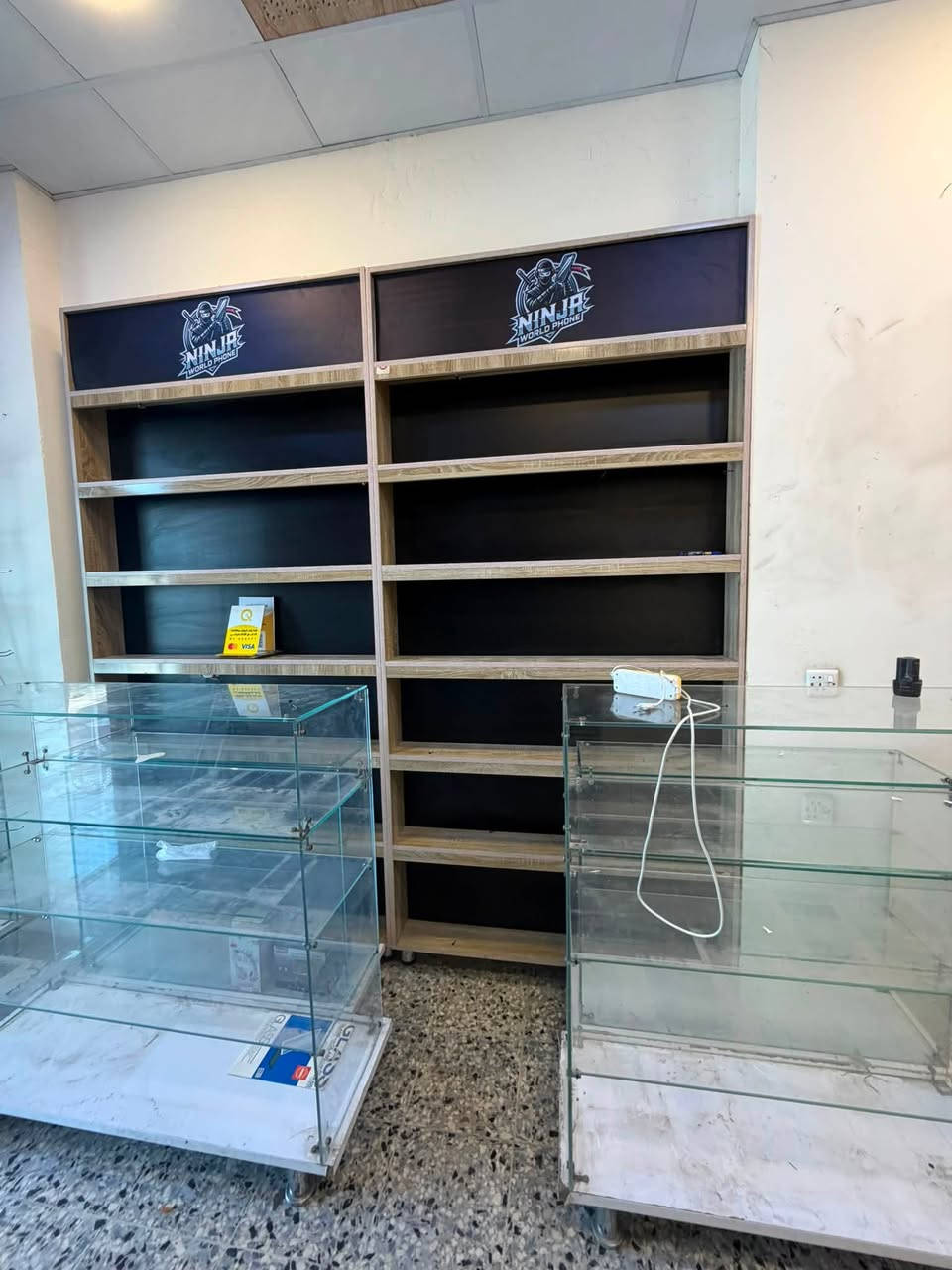 متوفر للبيع:

* 5 باترينات خشب عرض.2 منهم رفوف و 3 حمالات
* 5 باترينات  زجاج  عرض (ثقيلة).

جميعها جديدة ونظيفة، وسعر القطعة 40 ألف دينار عراقي.

الموقع: بغداد – العامرية.

للاستفسار أو الحجز، يرجى التواصل على الرقم: [***********].

