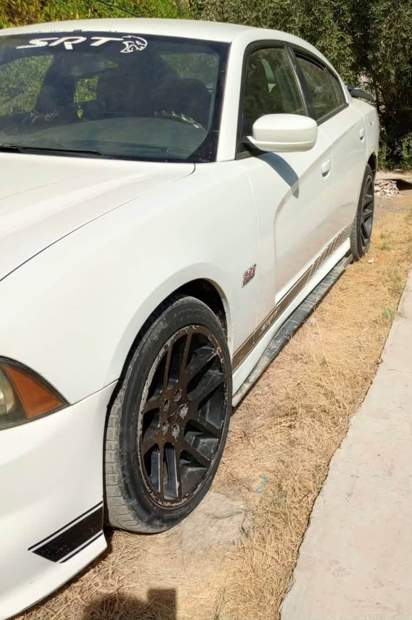 Charger
موديل 2013 

 محرك هيمي حجم 5700cc

 /8 سلندر 

لون ابيض 

كير اوتوماتيك 

السياره شغاله 

حادثها سرقه جاملغ ايمن ودعاميه اماميه  

وكاسره بستم حالياً الخانه السابعة
السعر 120 وبيها مجال 
رقم ***********
