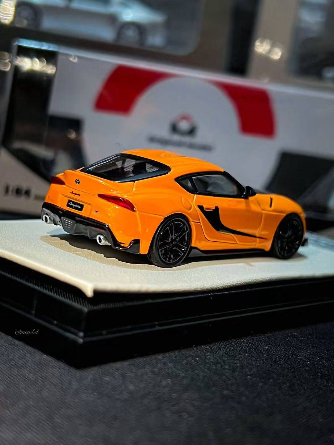سلام عليكم متوفر
نوع السيارة: تويوتا سوبرا (Toyota GR Supra A90) بتصميم مستوحى من التيم الأسطوري لسلسلة أفلام Fast & Furious (ألوان البرتقالي الجريء والأسود الخاطف للأنظار). 

​القياس (Scale): 1/64 المصغرة بدقة احترافية.

​مستوى الدقة: تفاصيل دقيقة جداً تشمل التصميم الخارجي والخطوط العريضة بدقة مذهلة، ومثبتة على قاعدة عرض فاخرة مع غطاء أكريليك لحمايتها.
​الشركة المصنعة: Original Model. 
​النادرة والإصدار: إصدار عالمي محدود جداً يقتصر على 999 قطعة فقط حول العالم، والقطعة التي بين أيدينا تحمل الرقم المميز 176 من أصل 999! قطعة بل عالم
متوفر توصيل لكل لمحافظات 
للحجز ولستفسار وتساب فقط 
*********** سعر 40 شامل لتوصيل

نص مكتوب في الصور:
- @mcwbd
