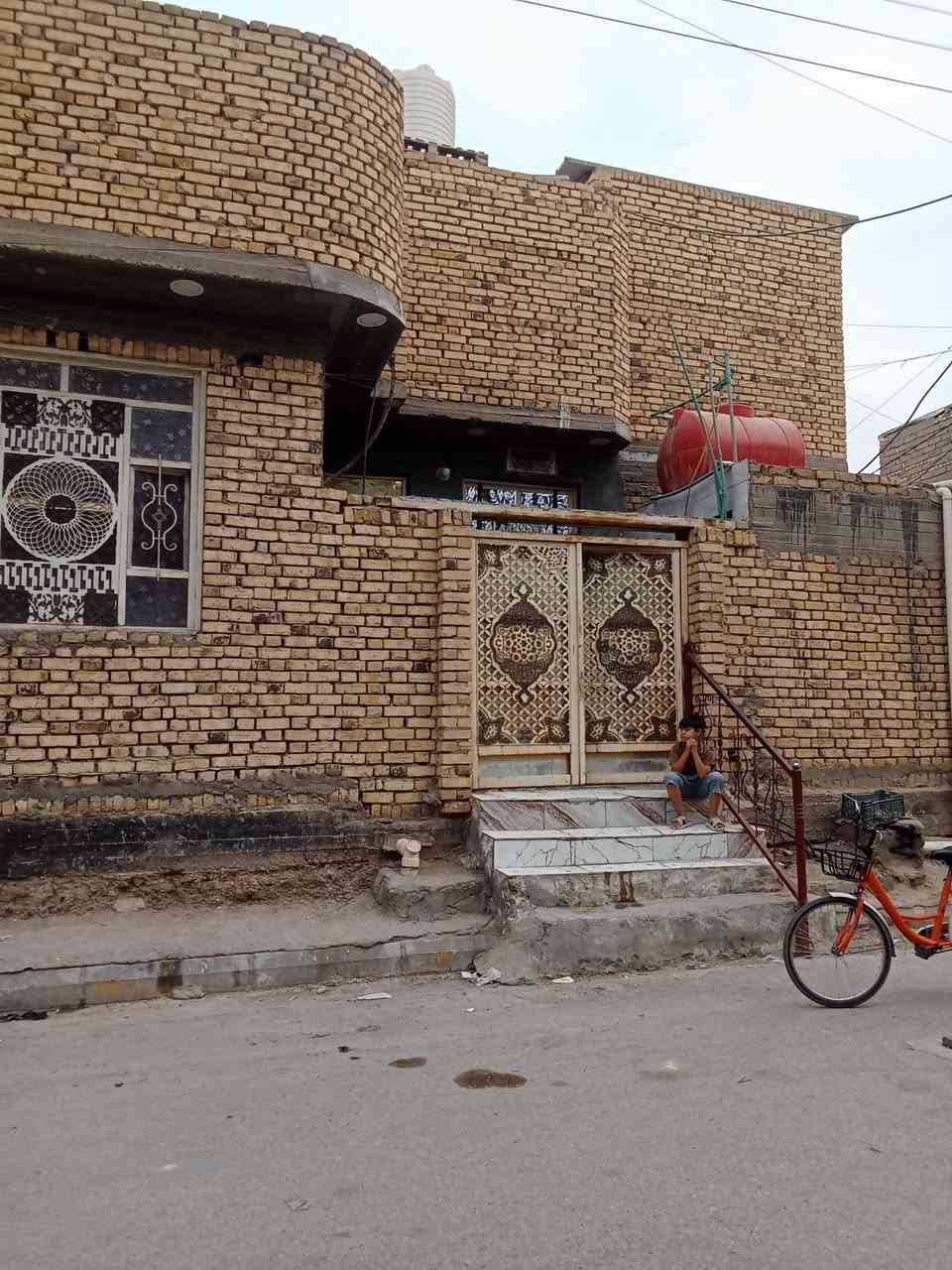 بيت في مدينة الصدر للبيع  ركن واجهتين  قريب على الاربعميه دار فرع واحد الاتصال على الرقم ***********وعلى رقم ***********
