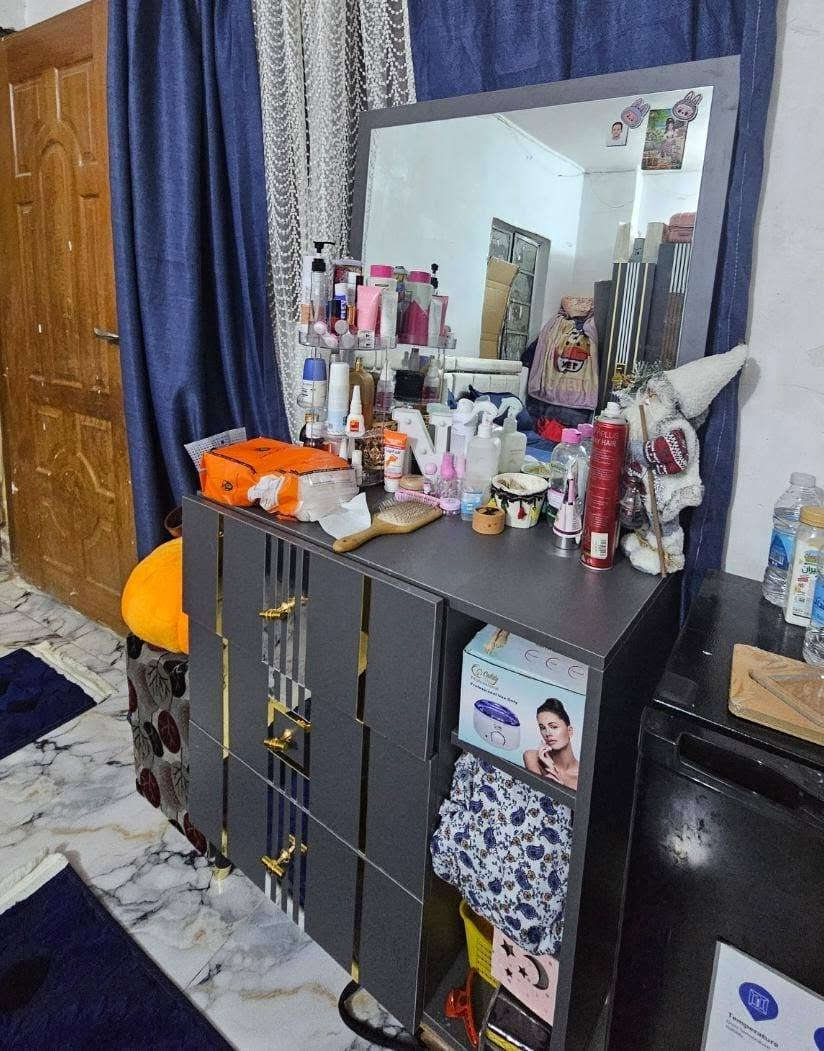 غرفة نوم للبيع العدد نفرين و كنتور 6 بيبات و ميز تواليت جرابي 2 نضيفة كلشي مابيها السعر 700 وبيها مجال بسيط الرقم *********** العنوان شارع الكفاح الصدرية قرب مطعم ريزو عزيمة...
