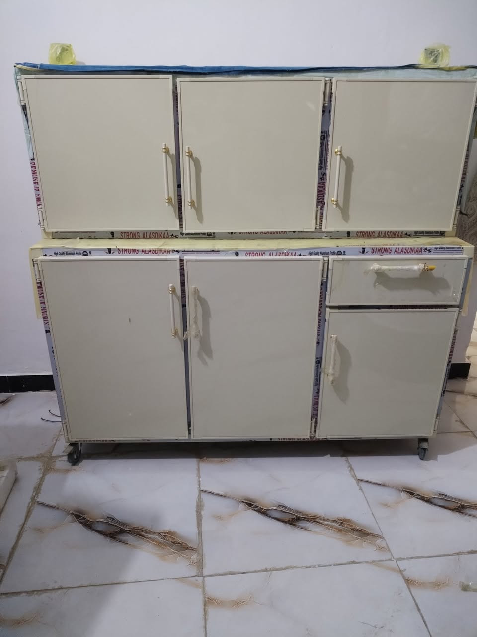 كاونتر لبيع نضيف كلشش سعرة 300 عنوان ديوانية حي لفرات لتواصل خاص
