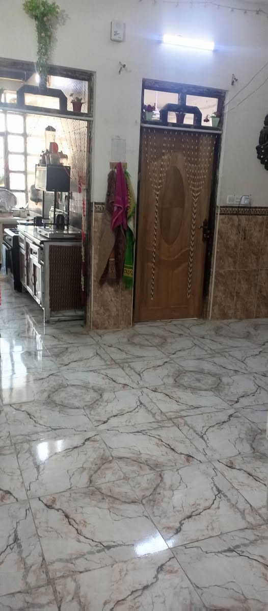 السلام عليكم مشتمل الجغيفي الثانيه قرب جامع الذكر الحكيم وقريب عليه المدارس الابتدائيه بنات وولد وثانوية بنات  المساحه 125 متر طابو زراعي ارض بجر مو دفن طابقين بناء بلوك الارضي كامل والطابق الثاني  عظم المشتمل سند بسمي الواجهه 6 وربع و النزال  20  الشارع 10 ومقابيله ماكو بيت هم شارع عشره نافذ ع شارع 12 مكانه مميز  داخل البيت حزام سيراميك و الارضية  هم سيراميك برهم بيع وهم يرهم مراوس السعر 75 قابل للتفاوض  ادخل وشوف للتفاصيل اكثر ع الخاص والا رقام التاليه *********** و ***********
