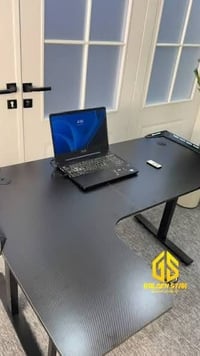 ميز للبيع بدون اي ضرر او شخط نفس الصوره مستخدم اسبوع وموالمني قياسه  و...