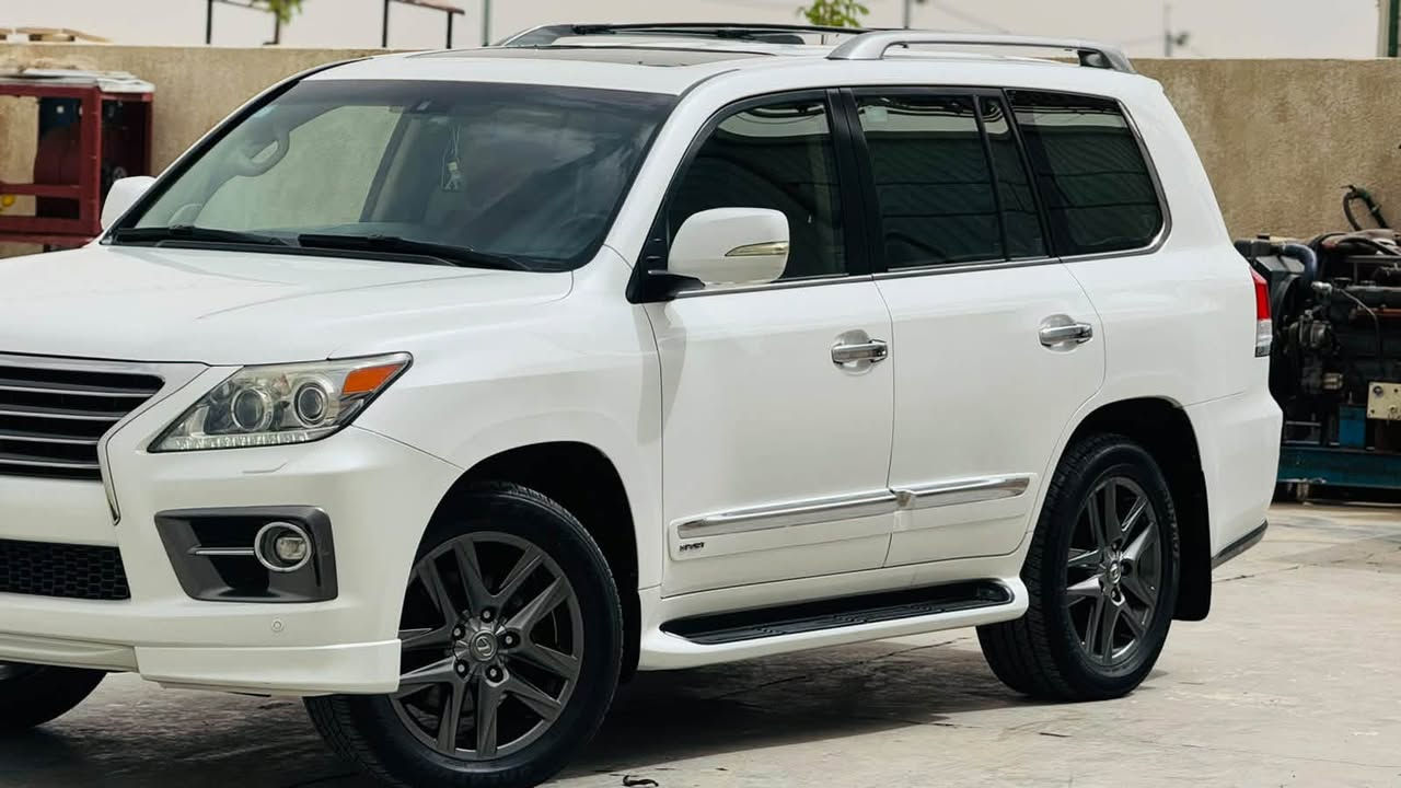 🚙 لكزس LX570 S موديل 2015 – فل كامل

🔹 ماشية: 200 ألف كم
🔹 محرك V8 سعة 5.7 لتر – 362 حصان
🔹 كير أوتوماتيك 8 سرعات
🔹 خزان وقود كبير مناسب للسفر

🔥 فئة S سبورت:
• كت رياضي خارجي + شبك وصدامات مميزة
• جلد فاخر تبريد وتسخين أمامي وخلفي
• مقاعد كهربائية مع ذاكرة
• فتحة سقف
• ثلاجة Cool Box
• شاشة كبيرة + شاشات خلفية
• نظام صوتي فاخر
• كاميرات 360° وحساسات أمامية وخلفية
• تشغيل بصمة ودخول ذكي

🛡️ مانع انزلاق • المحافظة على المسار • مثبت سرعة ذكي • وسائد هوائية متعددة

✨ السيارة نظيفة جداً وجاهزة للفحص

📞 ***********
